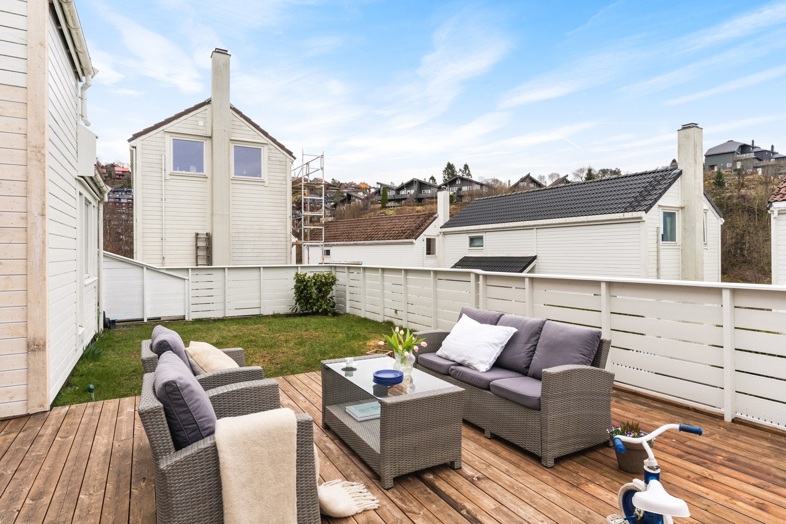 Terrassen og hagen er perfekt på fine sommerdager, og et trygt sted for barna å "herje". Galleribilde