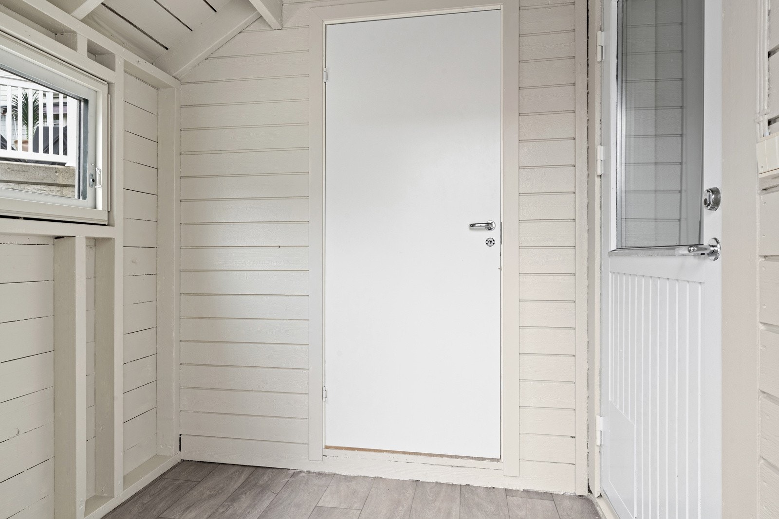 Entréen med inngang til vaskerommet og gangen. Galleribilde