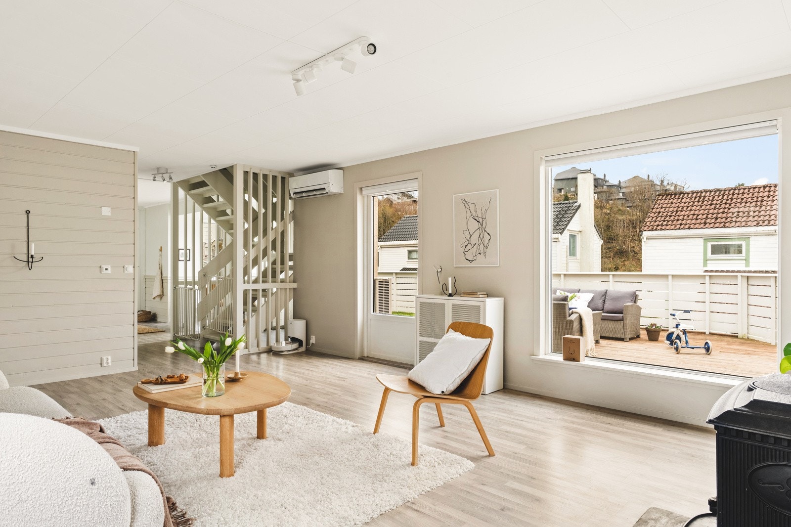 Fra stuen er det utgang til stor terrasse på 34 kvm med meget gode solforhold. Galleribilde