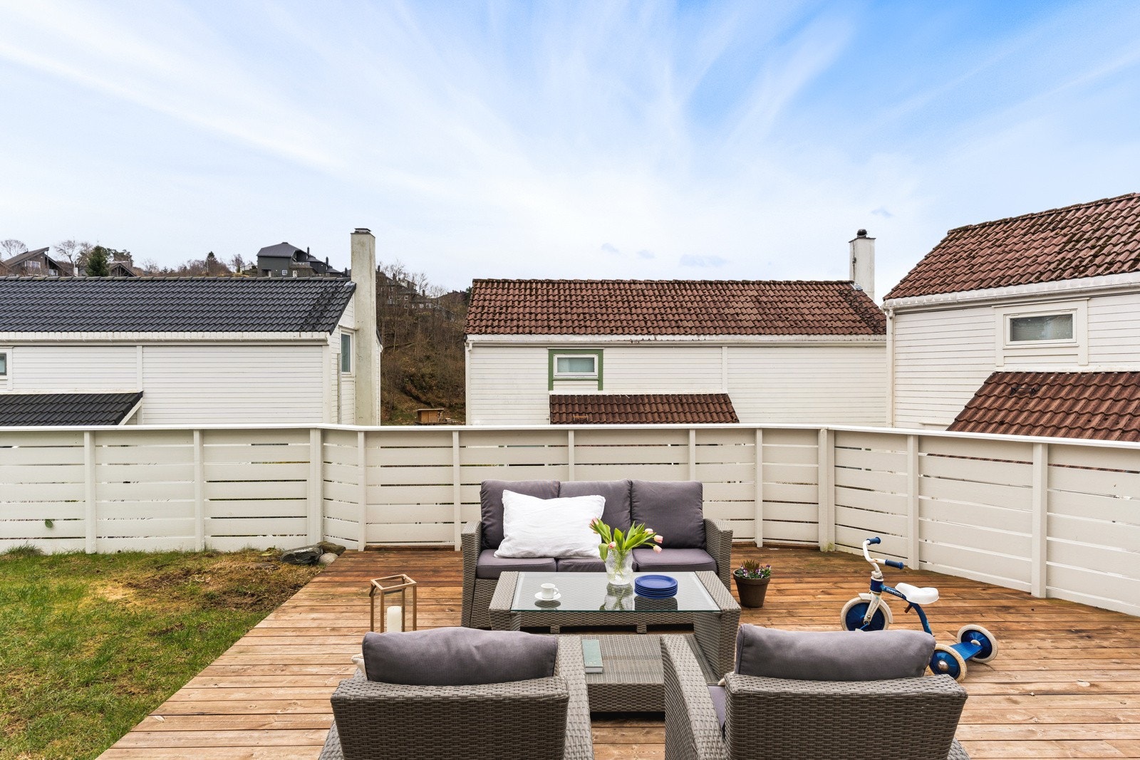 På terrassen er det god plass til å innrede med grill, spisegruppe og sofagruppe. Galleribilde