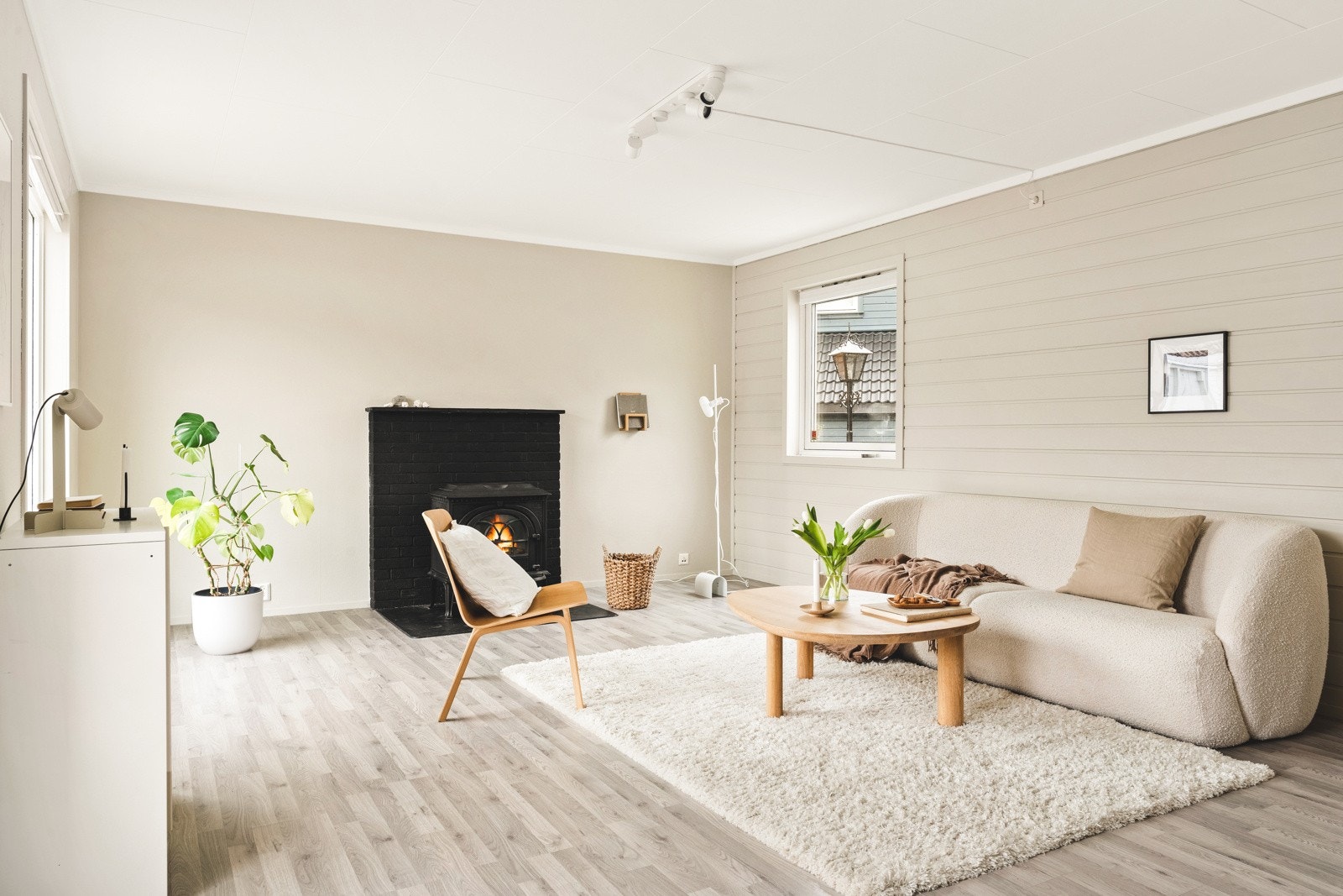 Videre inn finner vi stuen, lyse og fine overflater og mye naturlig lys danner grunnlaget for et godt samlingspunkt. Galleribilde