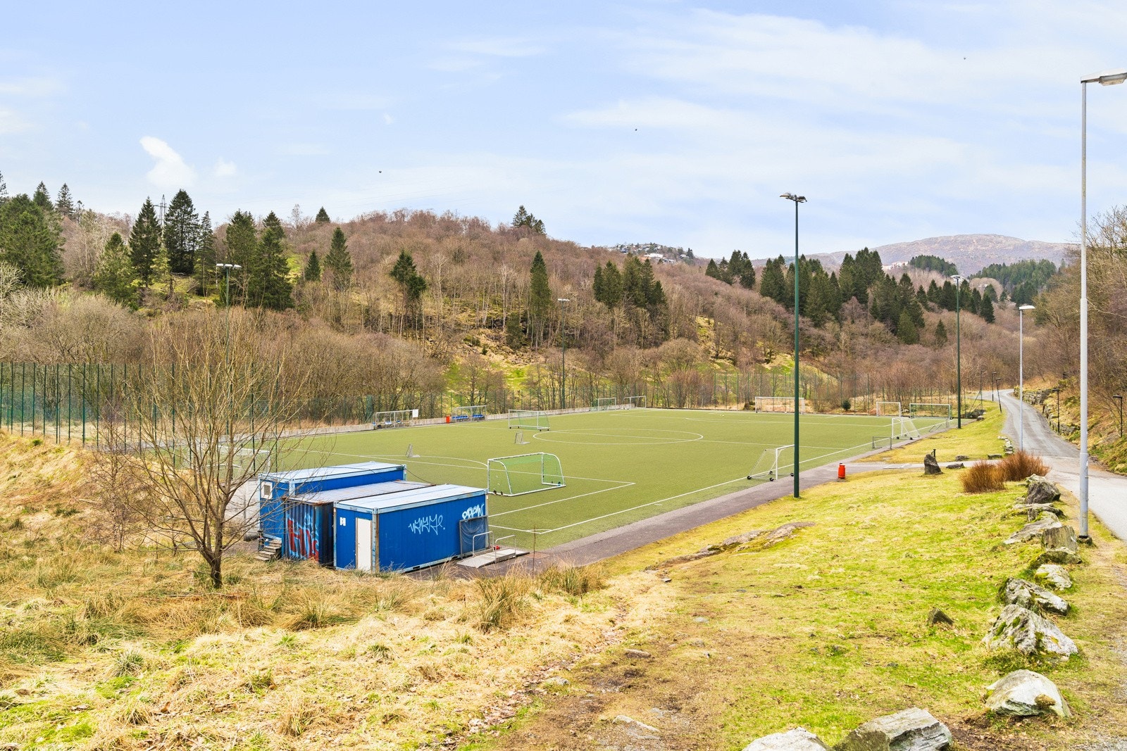 Ikke så langt fra boligen finner du Kringlebotn fotballbane. Galleribilde