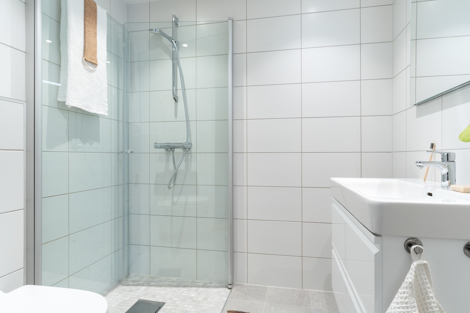 Et av boligens to bad finner du i 1.etasje, dette ble totalrenovert i 2018. Galleribilde