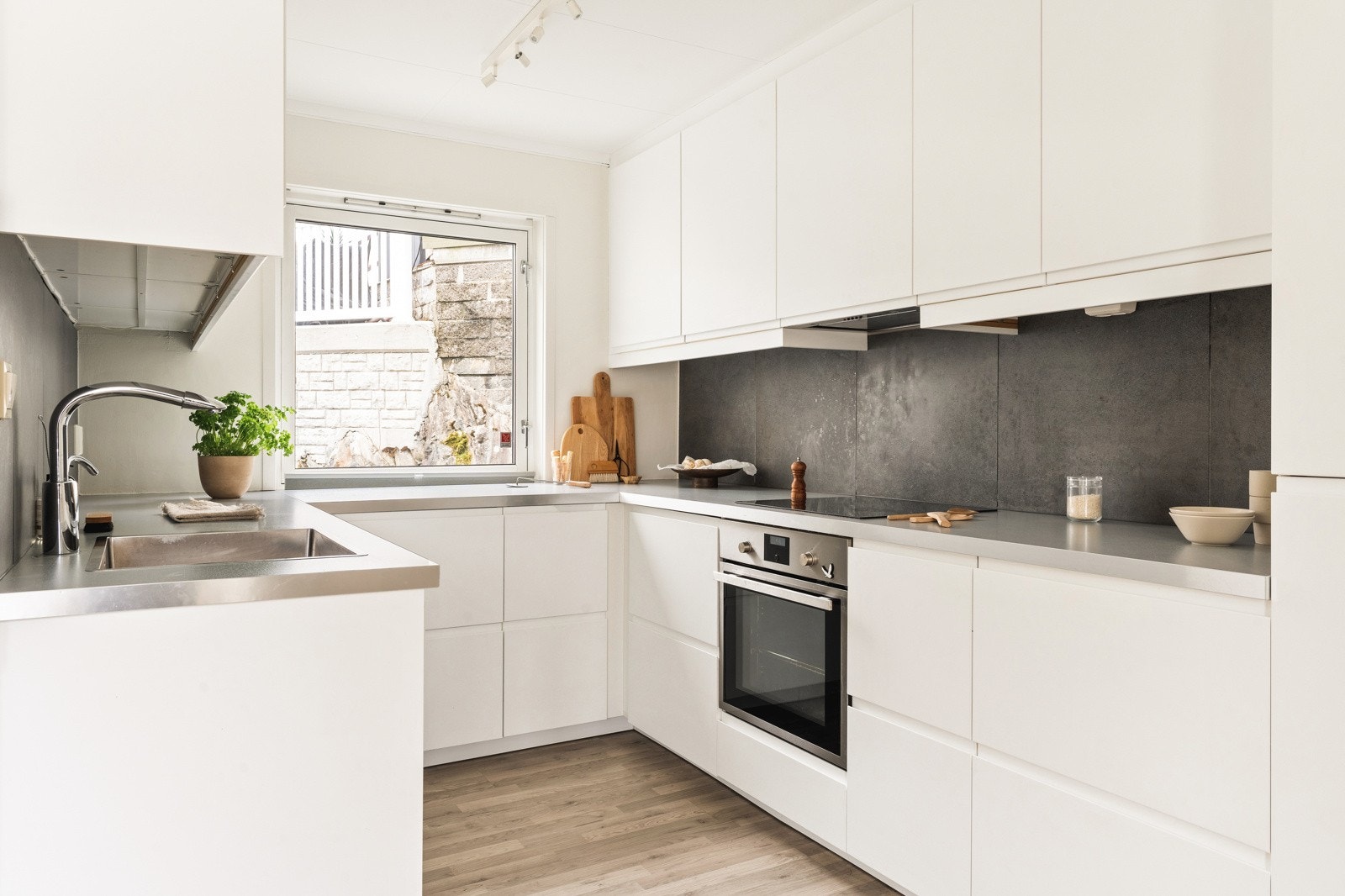 Kjøkkenet er levert av IKEA og ble pusset opp i 2018. Galleribilde