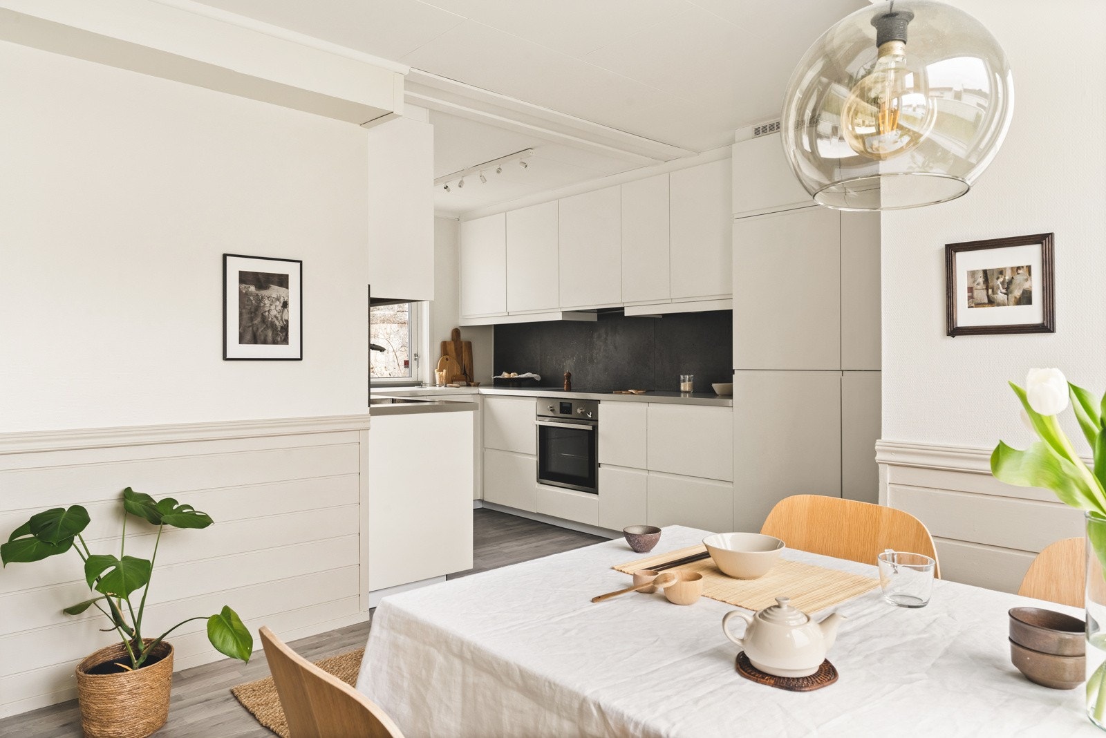 Vi beveger oss gjennom gangen og til spisestuen og kjøkkenet. Galleribilde