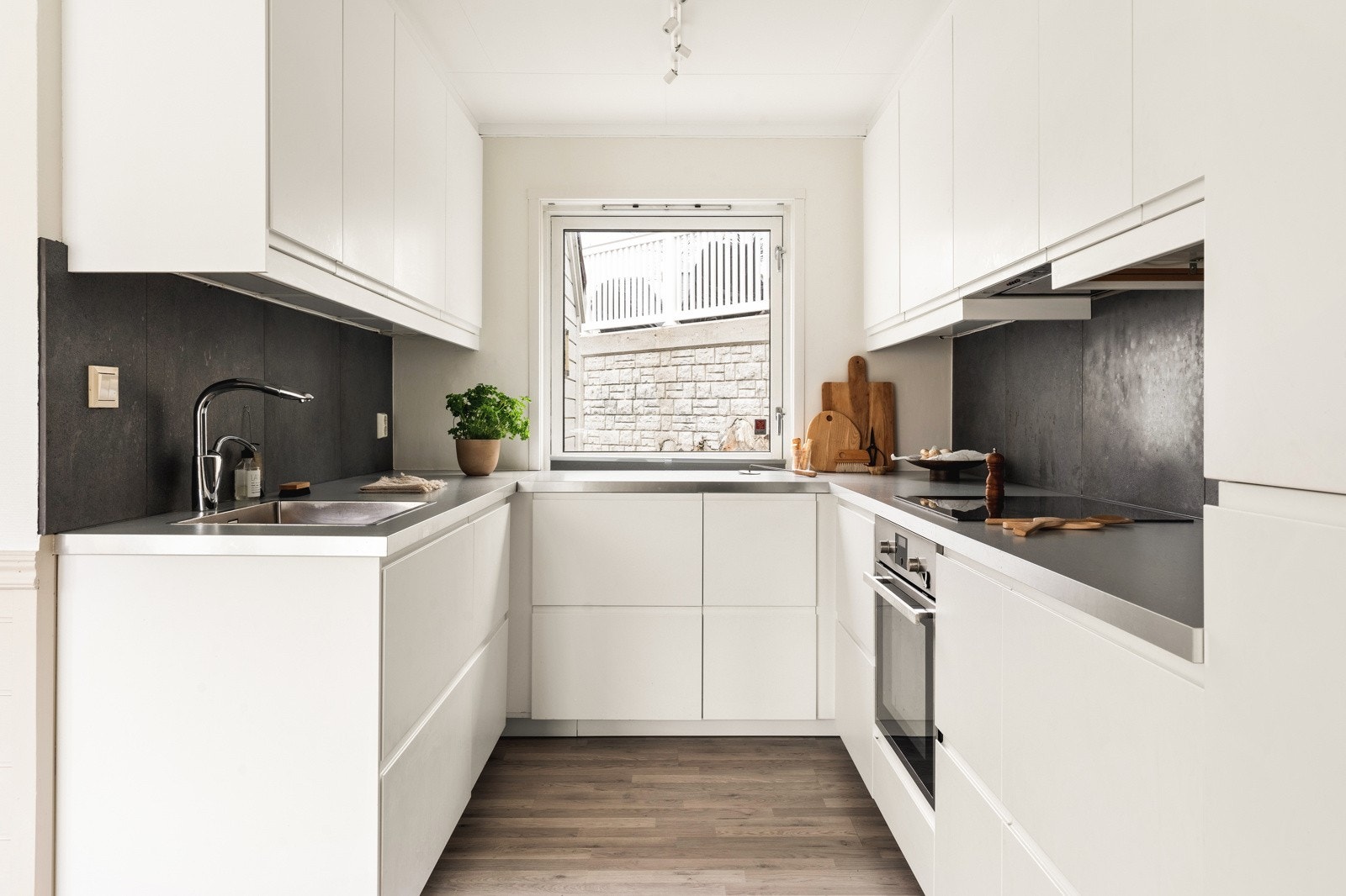 Kjøkkenet har godt med skap og benkeplass. Galleribilde