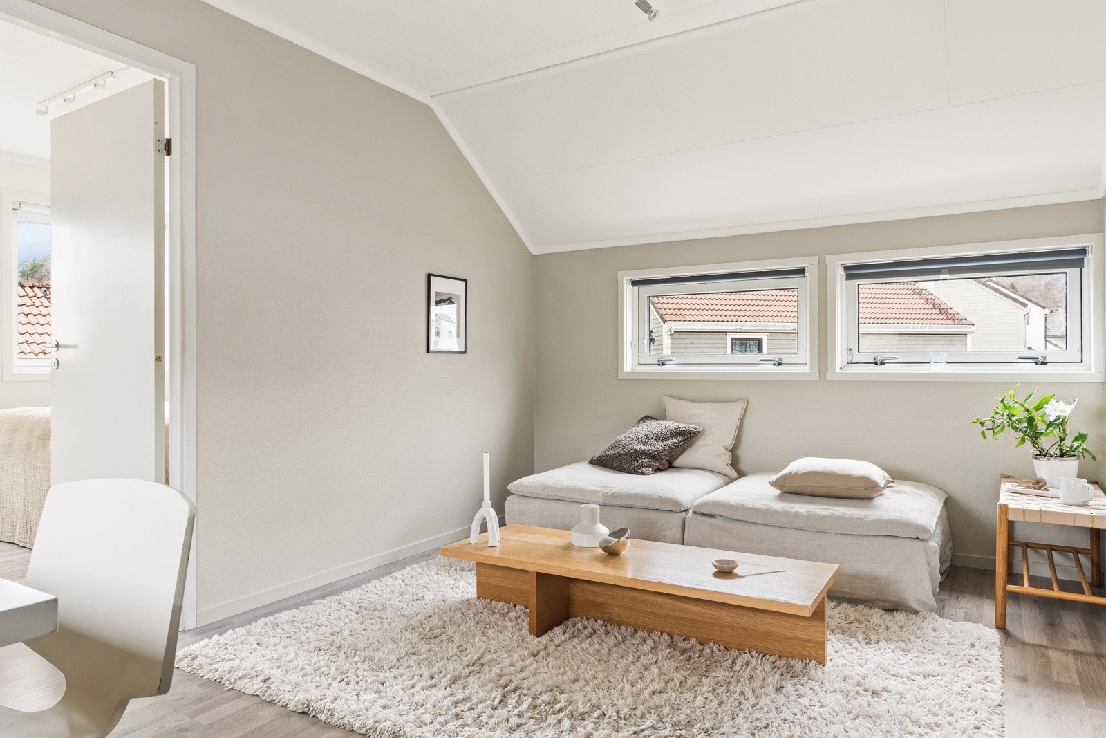 Velkommen opp, det første rommet vi skal se på er tv-stuen/kontoret. Galleribilde