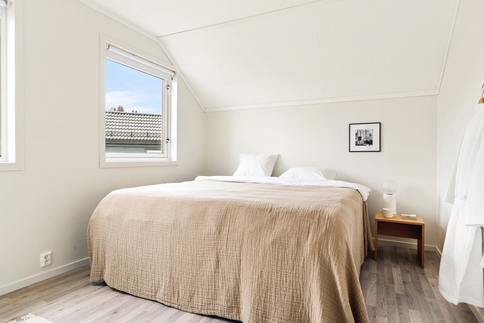 Hovedsoverommet er målt til ca. 12 kvm og har god plass til dobbeltseng, nattbord og har stor skyvedørsgarderobe. Galleribilde