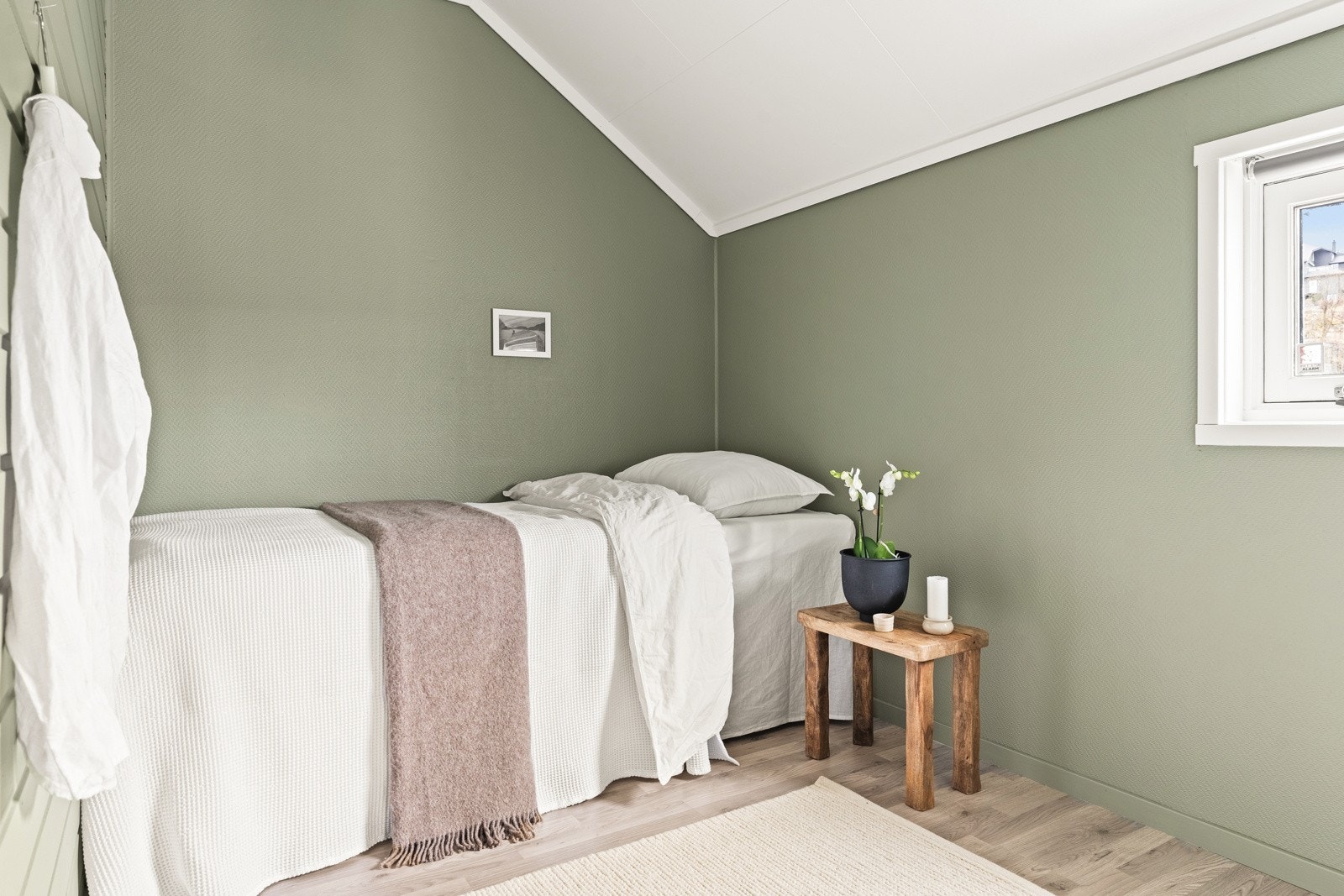 Rommet er innredet med enkeltseng, nattbord og kan innredes med oppbevaringmøbel etter ønske. Galleribilde