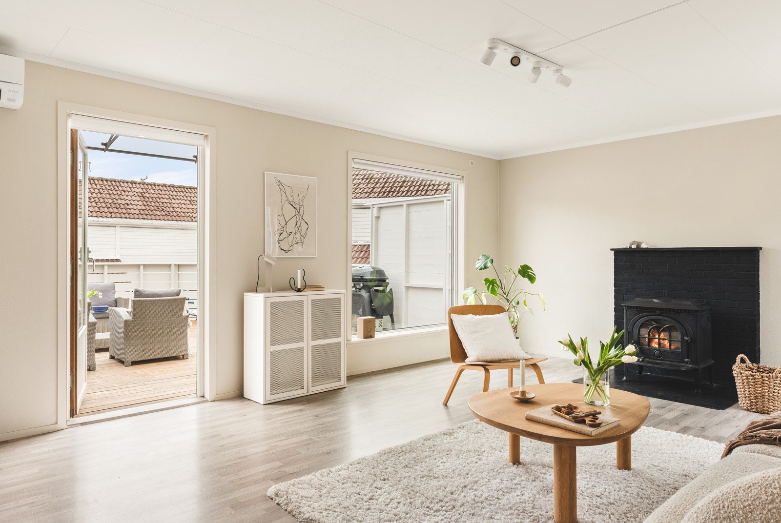 Grunnet stuens utforming, kan du enkelt innrede i flere soner. Herlig vedovn som hjelper deg å holde varmen på de kaldeste dagene. Galleribilde