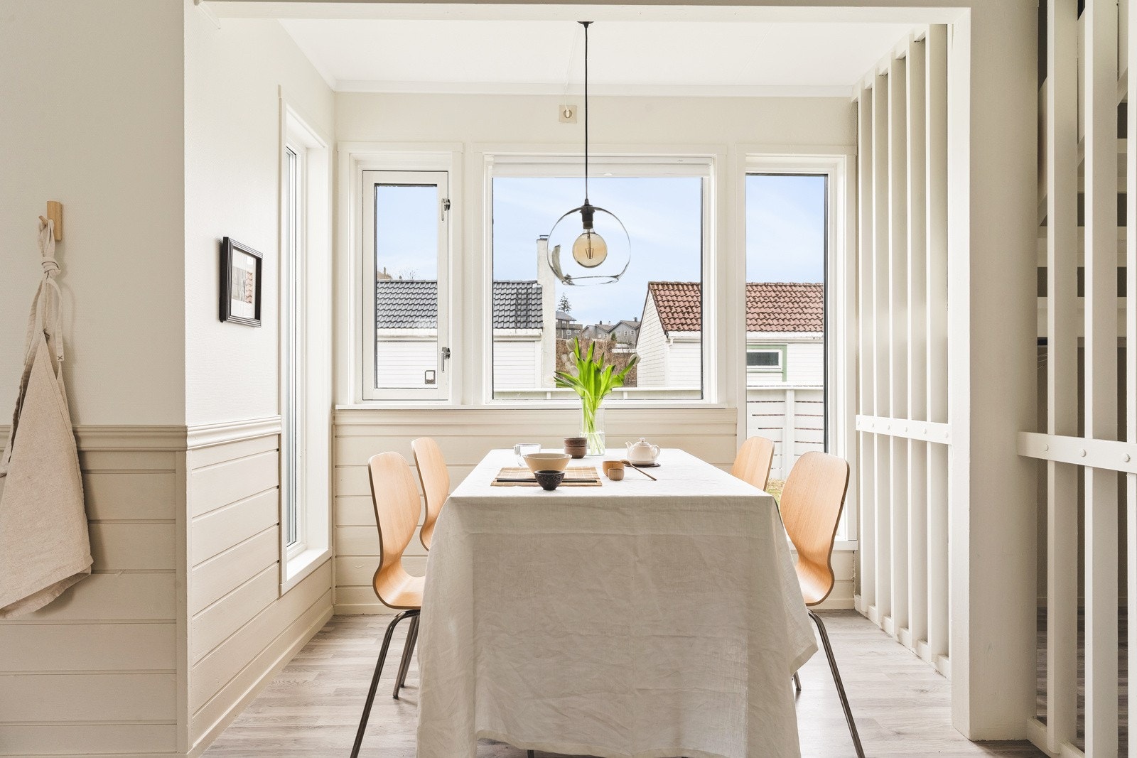 Rett ved kjøkkenet har man en egen spisestue med store vindusoverflater som gir en deilig atmosfære i rommet. Galleribilde