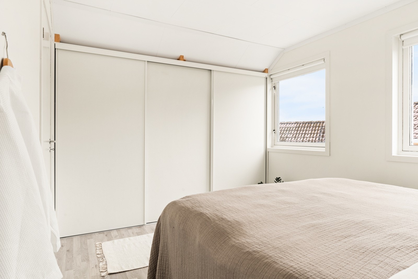 I skyvedørsgarderoben er det rikelig med plass til oppbevaring av klær. Galleribilde