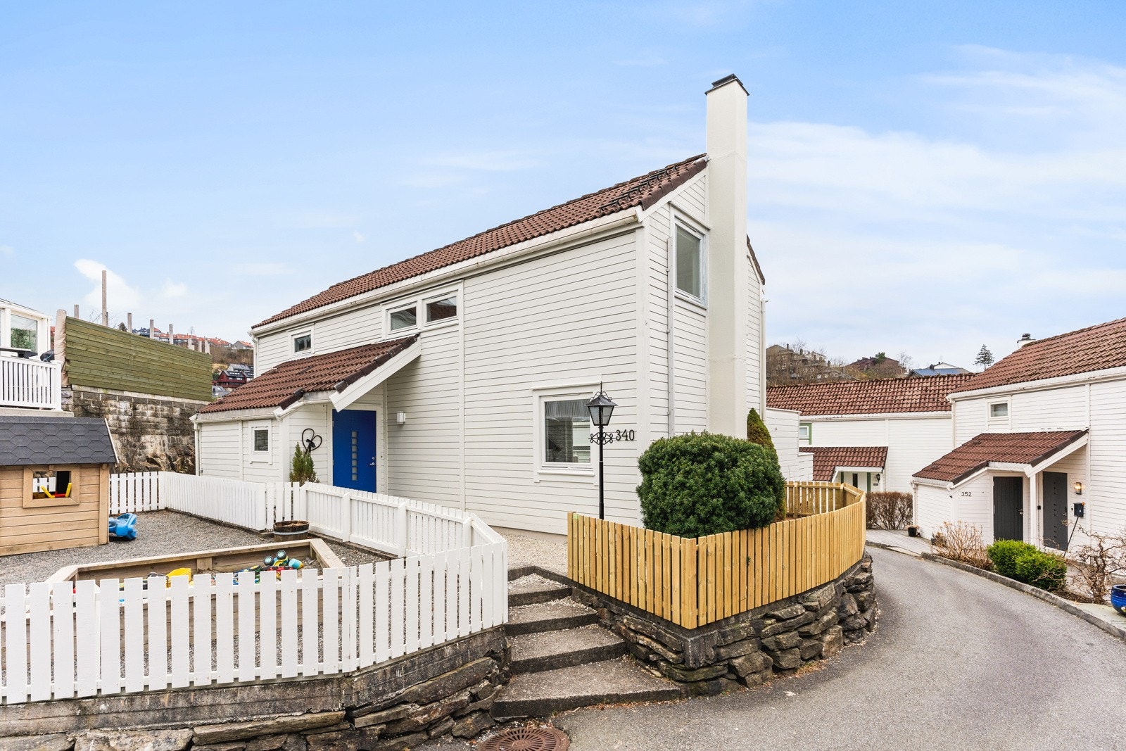 Flott og innholdsrik enebolig med meget barnevennlig beliggenhet. Stor terrasse med gode solforhold. Galleribilde
