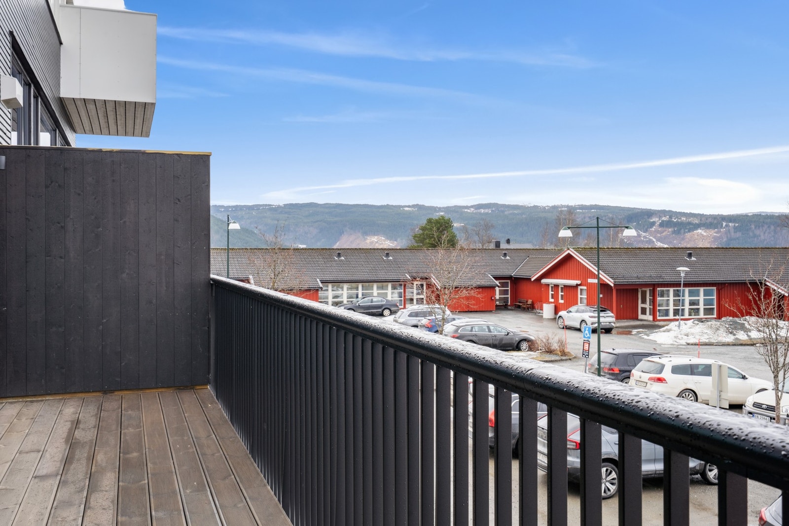 Fra balkongen har man flott utsikt og gode solforhold. Galleribilde