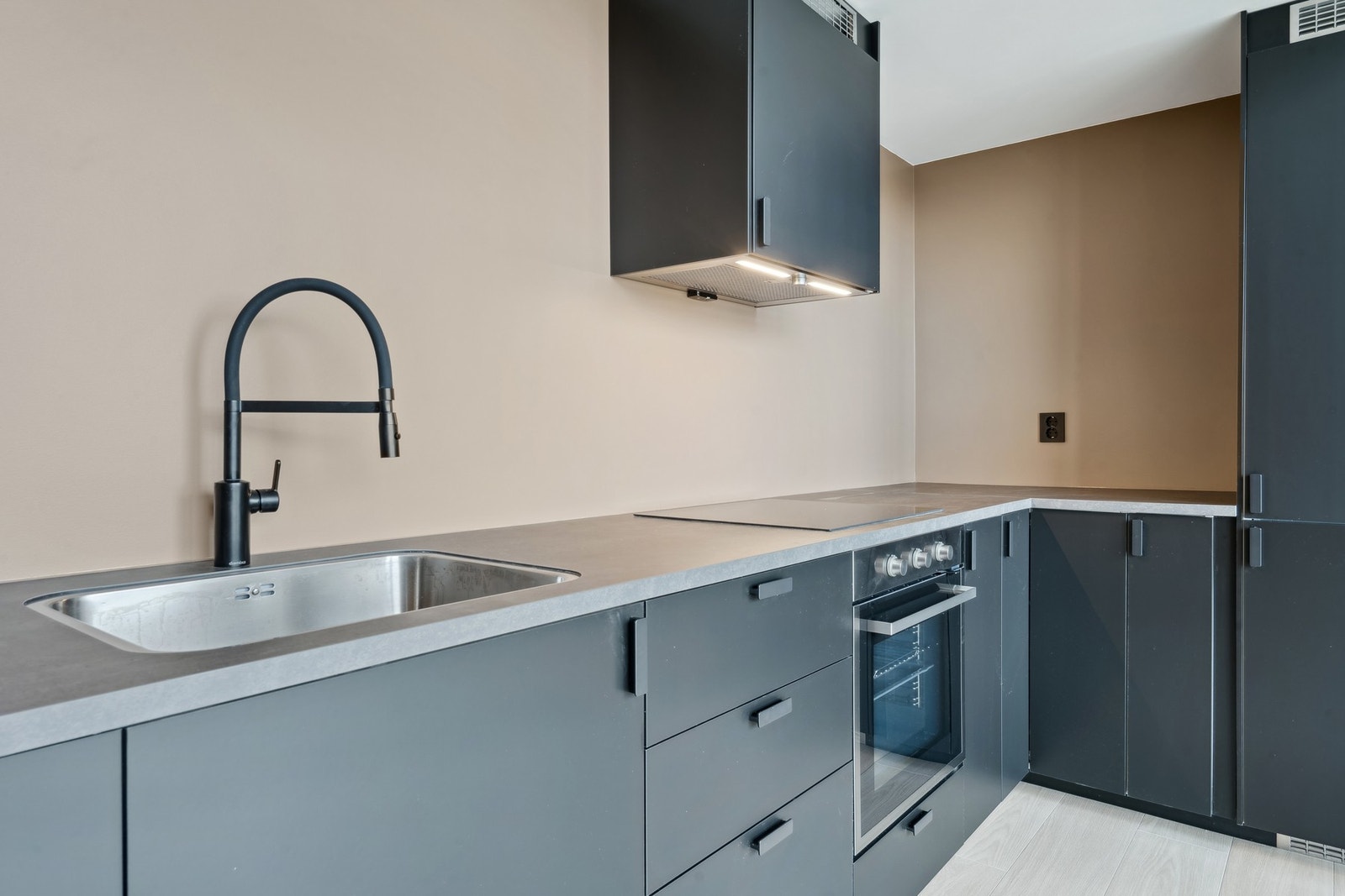 Pent og moderne kjøkken med integrerte hvitevarer. Galleribilde