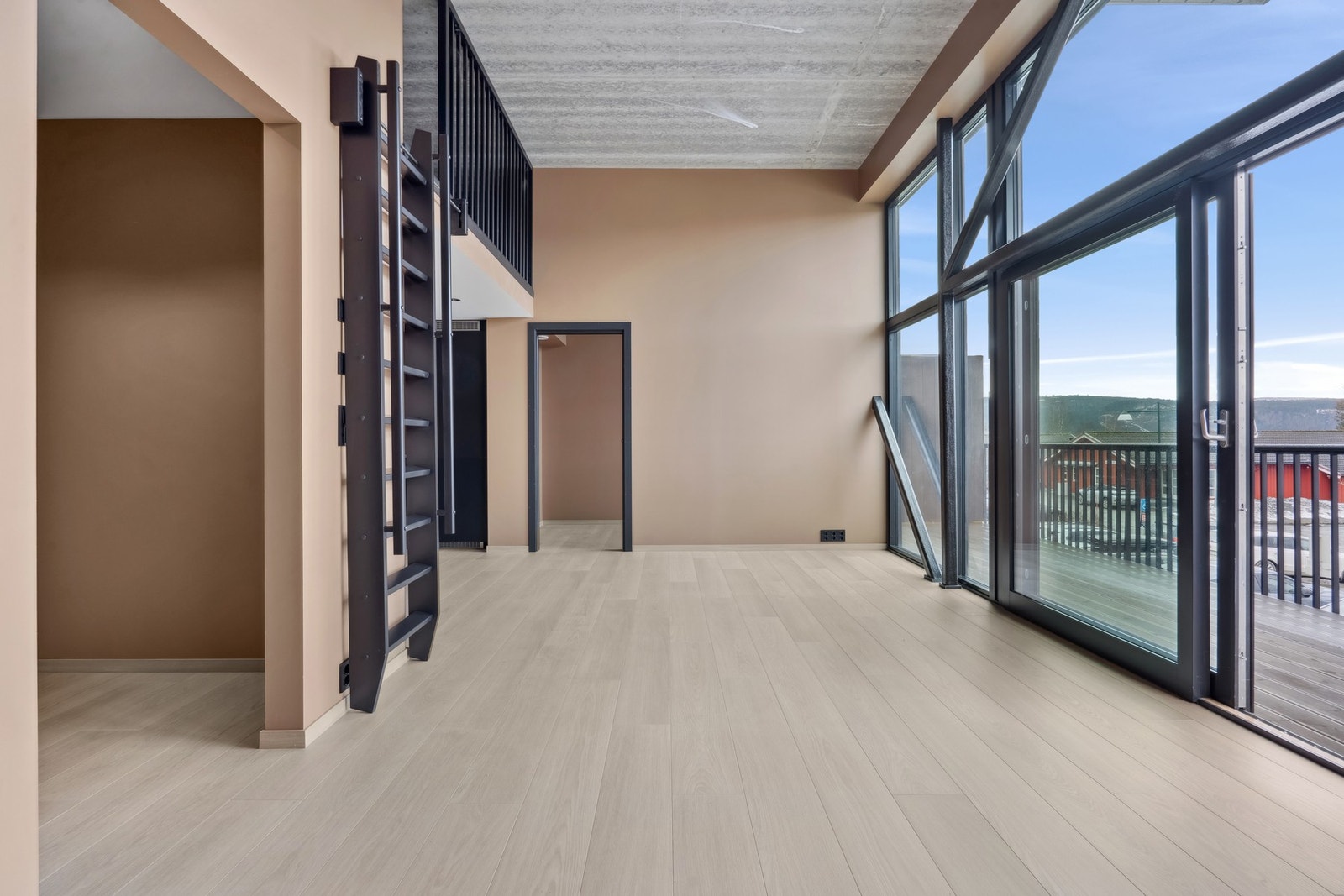 Leiligheten har store vindusflater og meget god takhøyde. Noe som gir en fantastisk romfølelse. Galleribilde