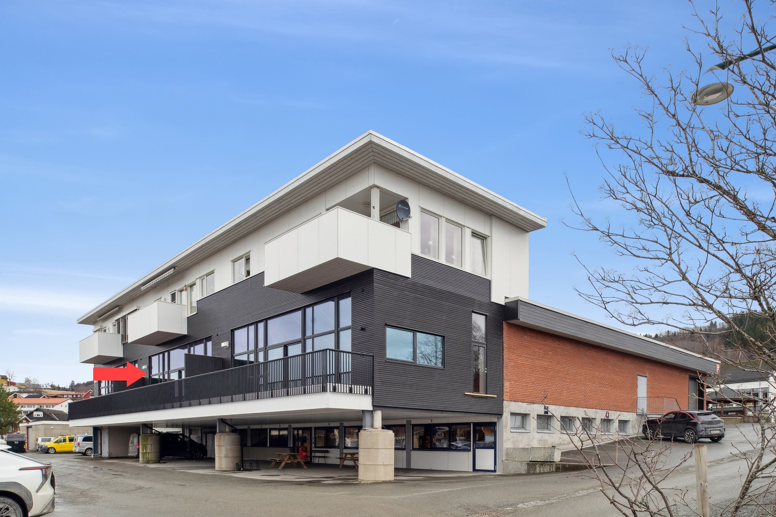 Leiligheten ligger meget fint til i byggets hovedetasje. Leilighetene har lave felleskostnader, ekstra bod i kjeller, parkering under tak og kort vei til det meste man trenger i hverdagen. Galleribilde