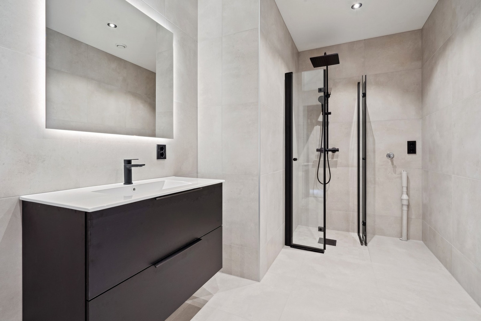 Stilrent og moderne bad med opplegg for vaskemaskin. Galleribilde