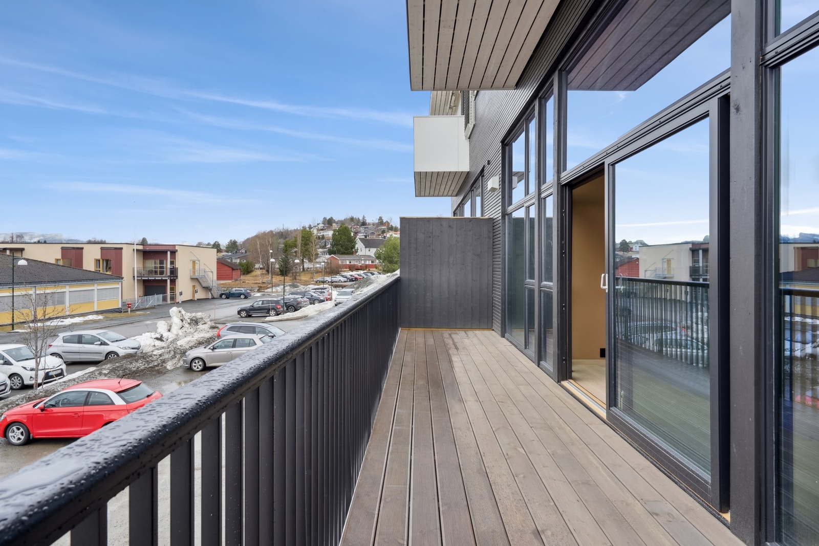 God plass til flere sittegrupper på balkongen. Galleribilde