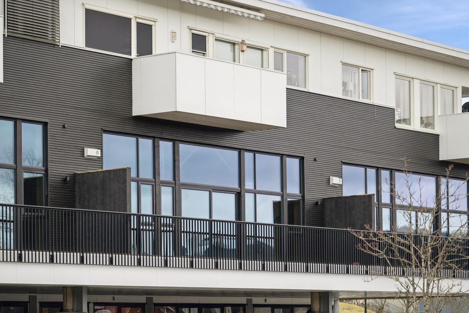 Pen og moderne fasade på bygget. Galleribilde