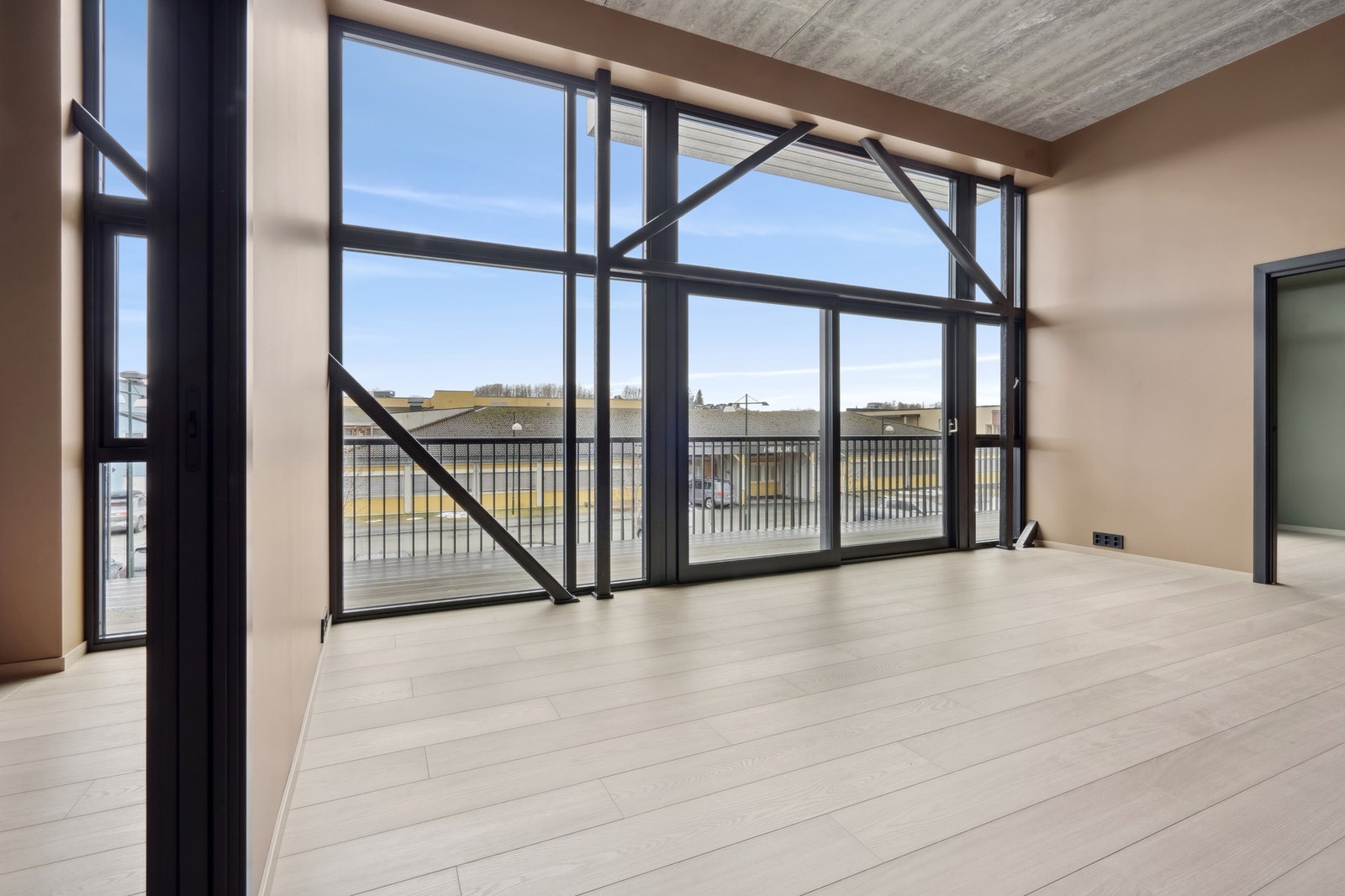 Store vindusflater sørger for rikelig med naturlig lysinnslipp. Galleribilde