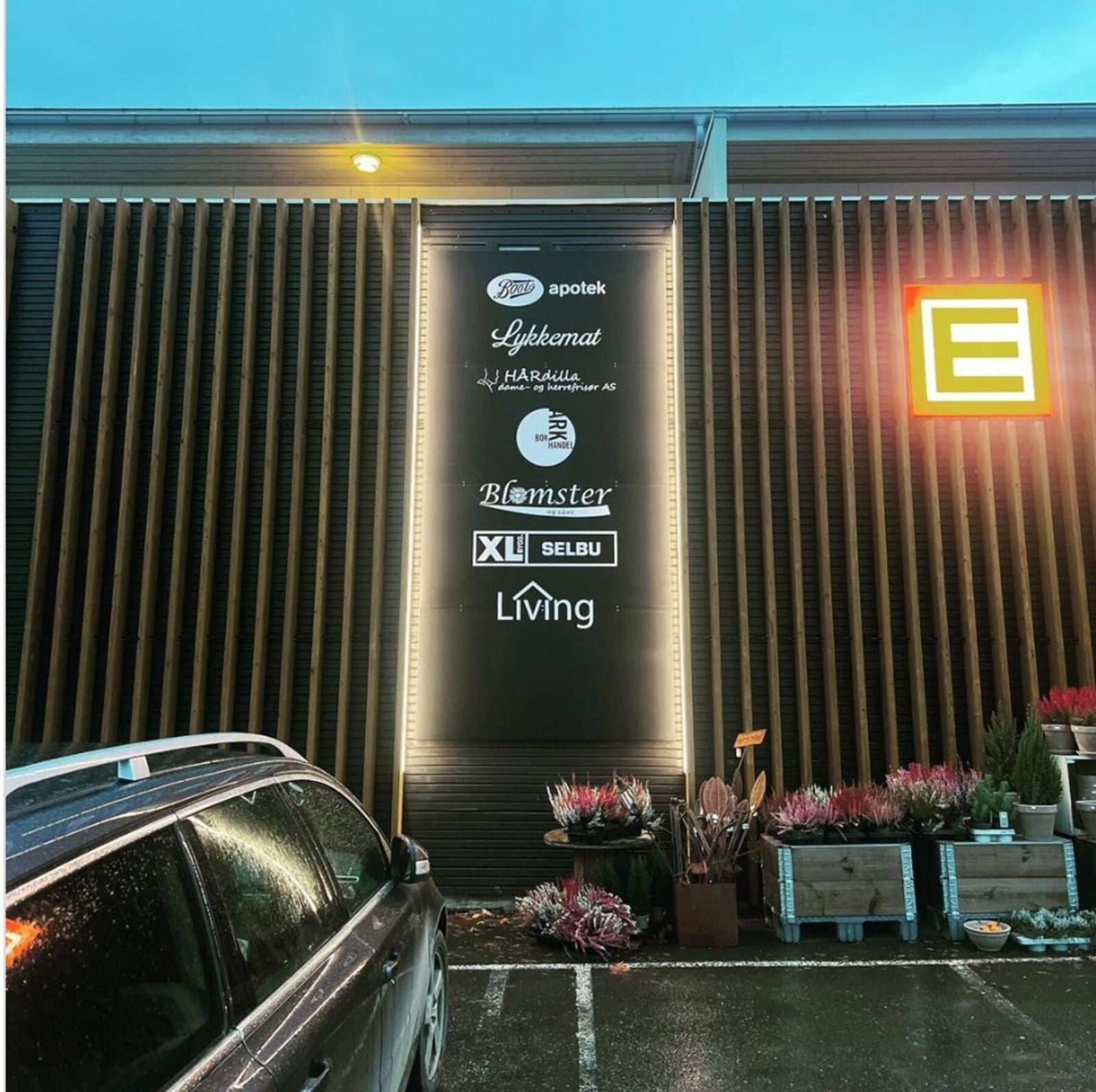 I samme bygg har man blant annet kafé, bokhandel, frisør, byggvare, blomsterbutikk, trimsenter og fysioterapeut. Galleribilde