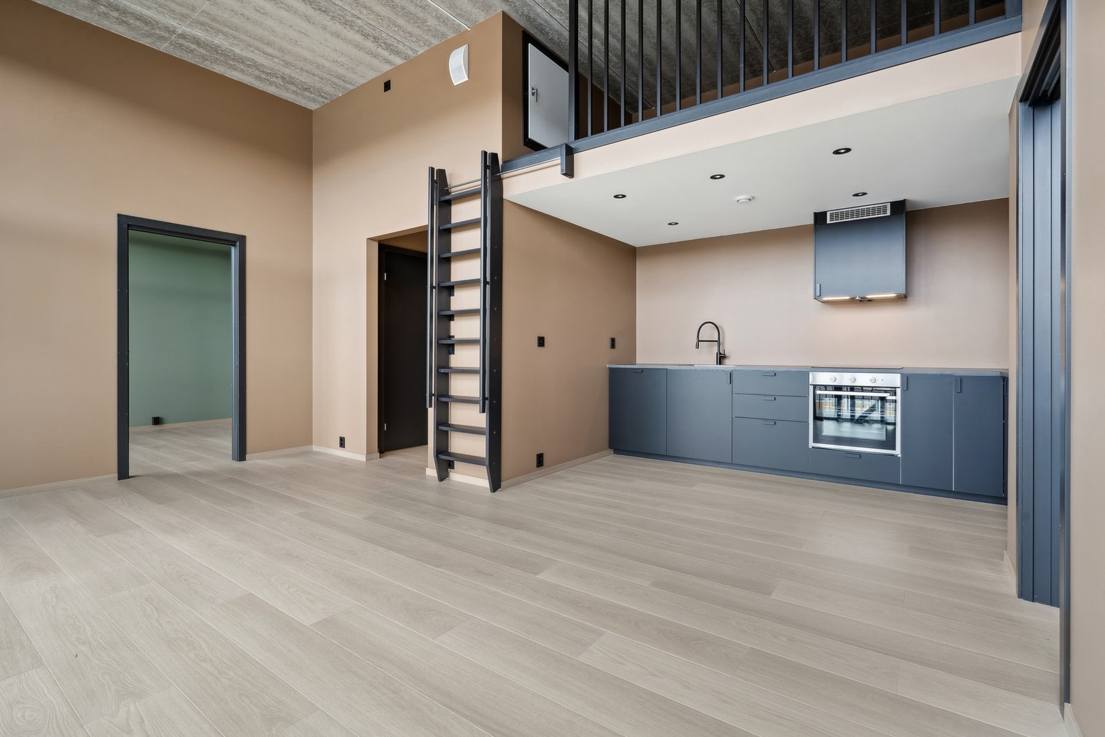 Åpen løsning mot kjøkken sørger for optimal utnyttelse av plassen. Galleribilde