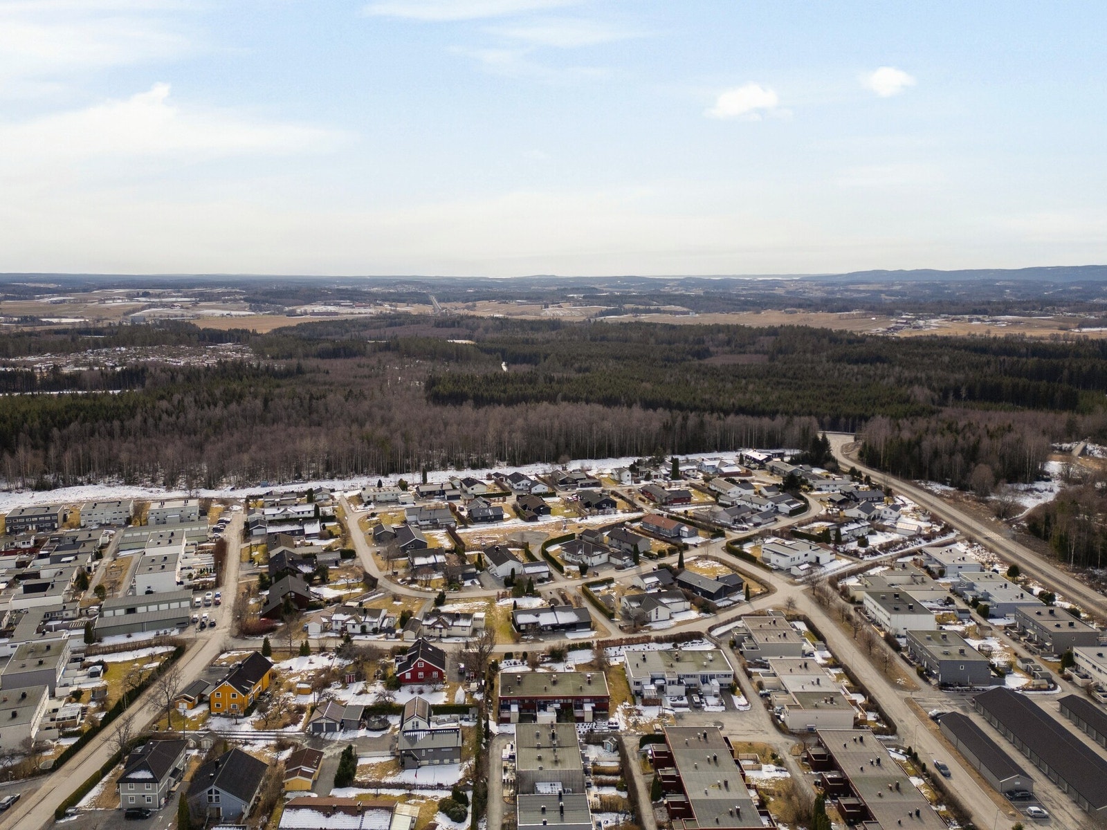 Området har gode muligheter for offentlig kommunikasjon med buss og tog. Nærmeste togstasjon er Ski stasjon som tar deg inn til Oslo S på ca. 12 minutter med den nye Follobanen. Galleribilde