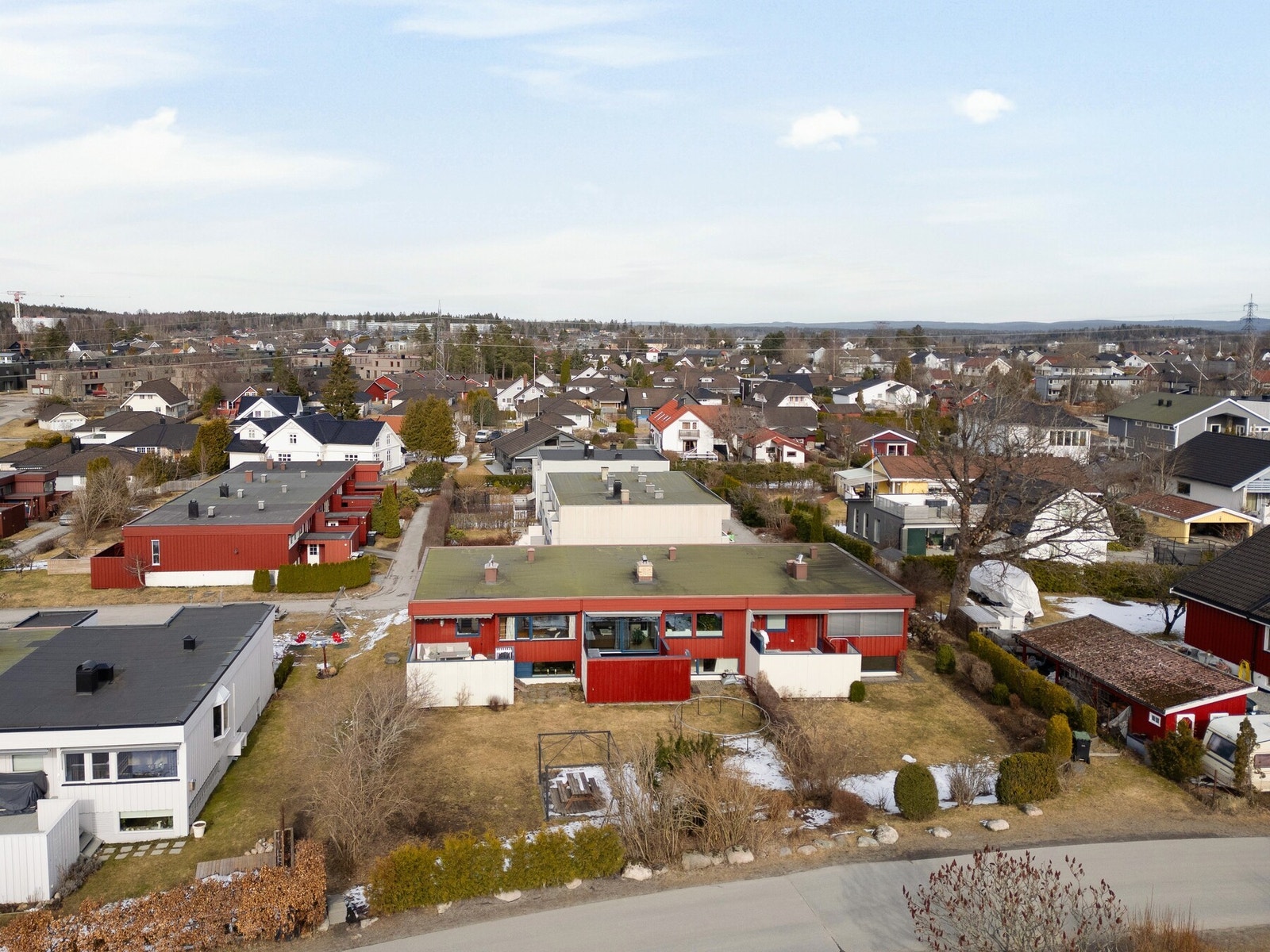 Eiendommen er en del av Grendelaget Nordre Finstad III som er et grendelag med 49 boliger vest i byen Ski, som ligger i Ski Kommune. Galleribilde