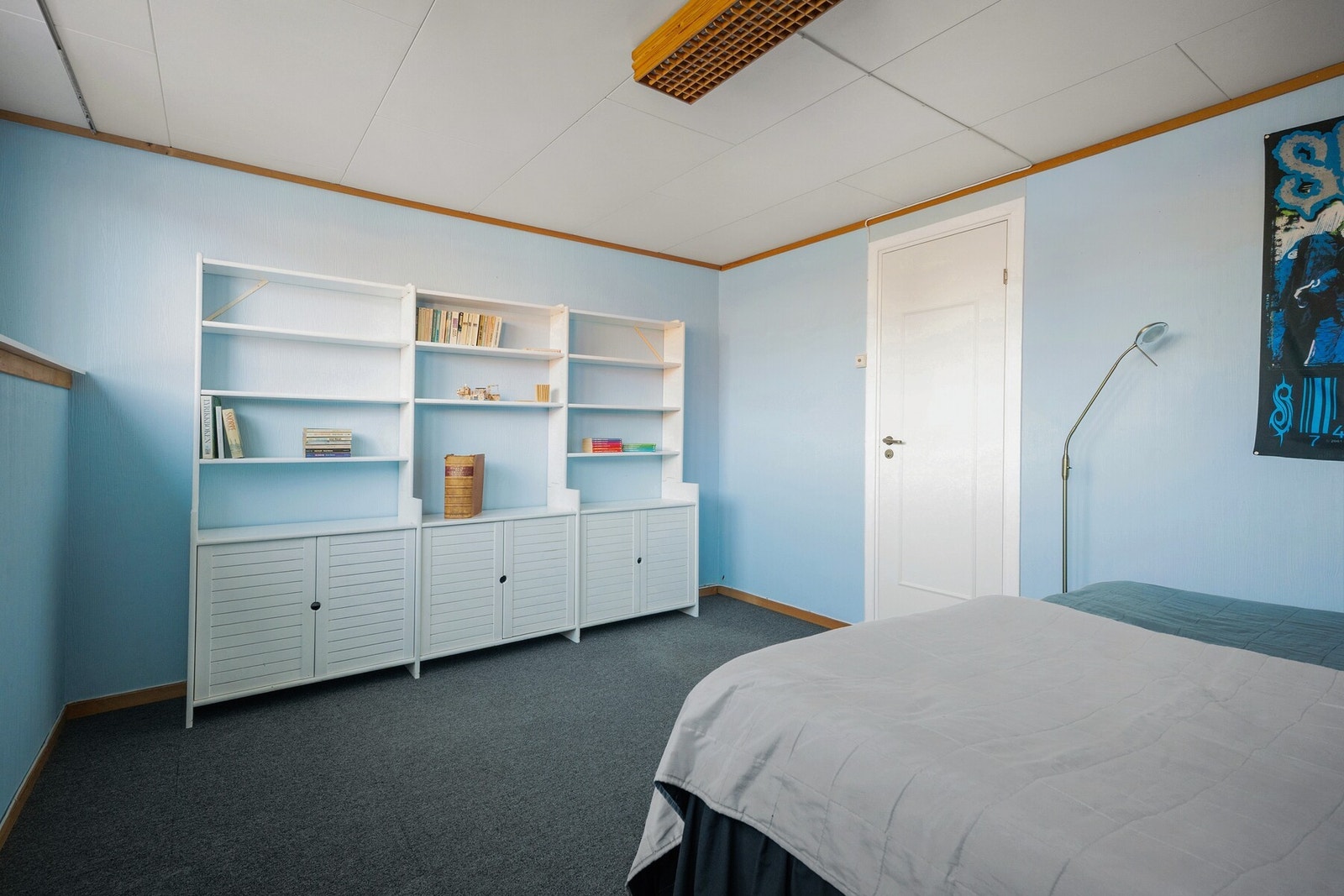 Plass til dobbeltseng, garderobeløsning og Galleribilde