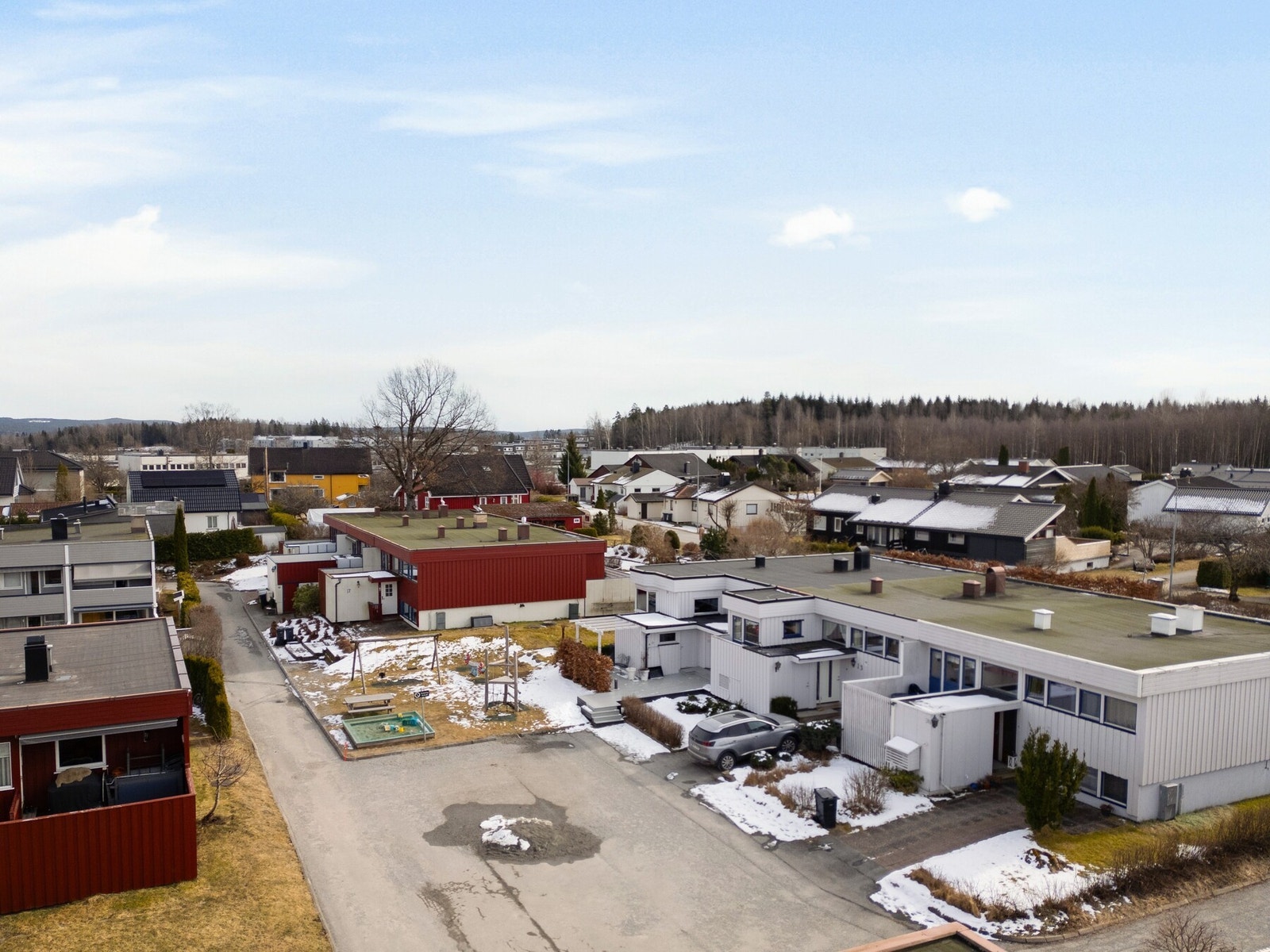 Eiendommen er beliggende i et meget populært og barnevennlig boligområde på Nordre Finstad med få minutters gange til skoler, barnehager, Ski sentrum og butikker. Galleribilde
