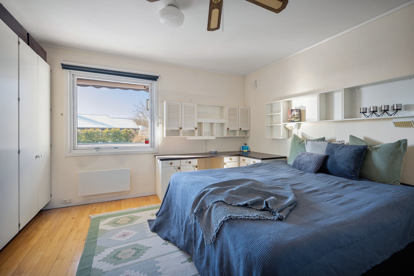 Boligen har tre lyse og romslige soverom - to i første etasje og ett i underetasjen. Galleribilde