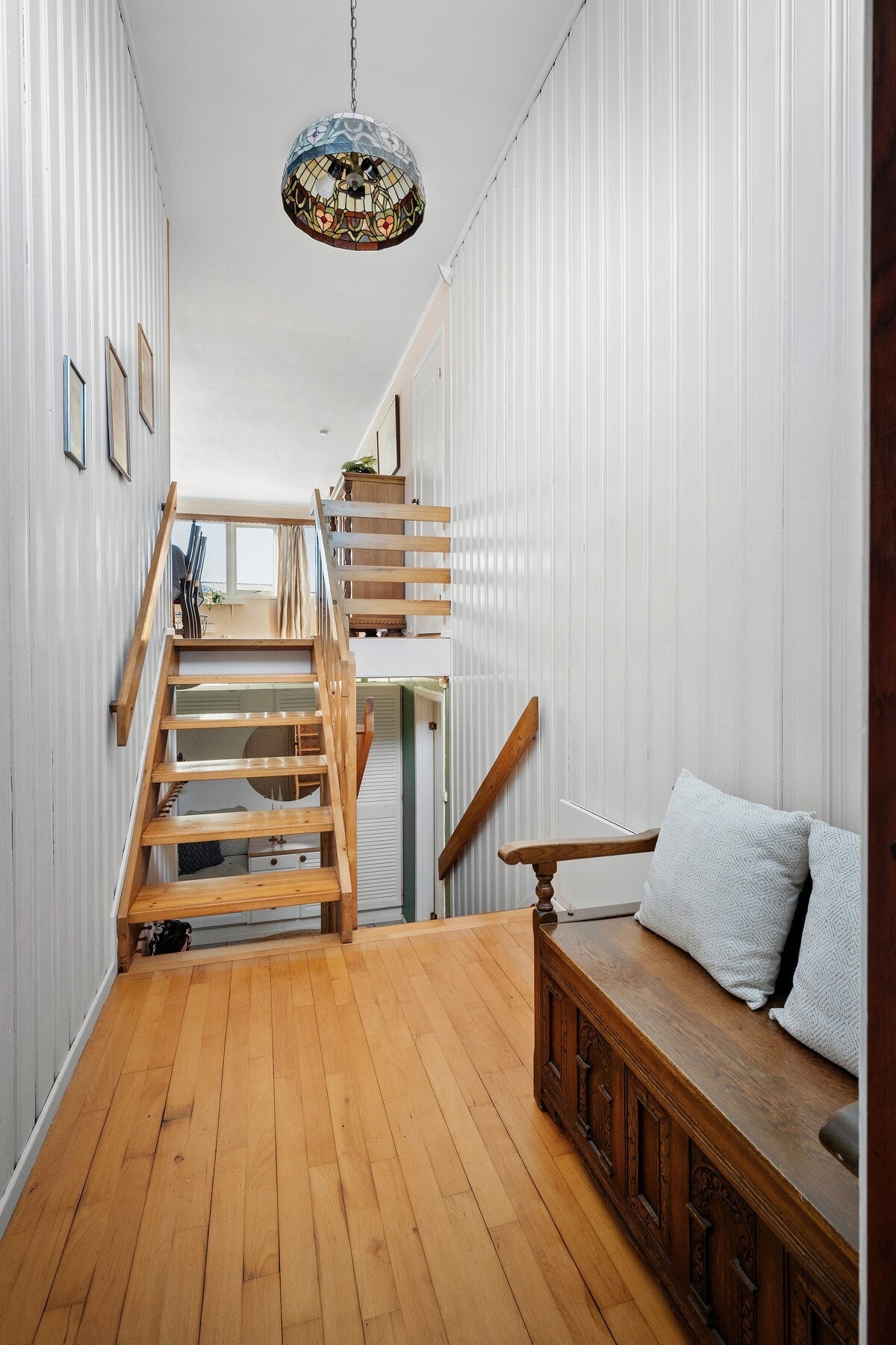 Lys og innbydende entré med god plass til oppbevaring. Galleribilde