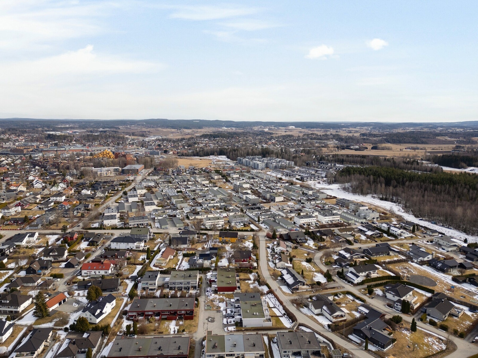 Dette gjør Ski til et attraktivt handelsområde. Kinosenter og en rekke restauranter og kaféer er også med på å skape et flott bymiljø. Galleribilde