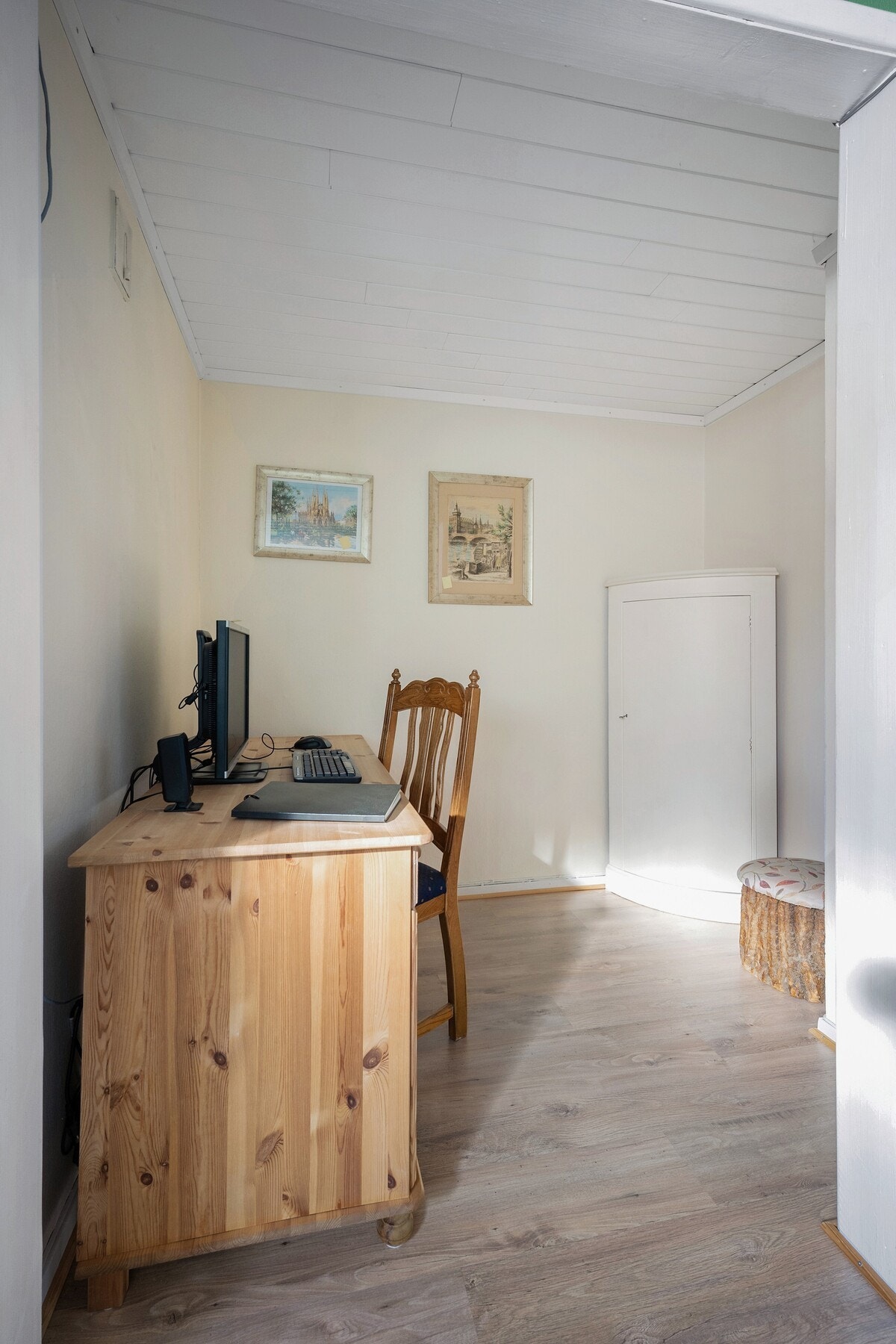 Nisje i kjellerstuen som du kan innredde til kontor Galleribilde