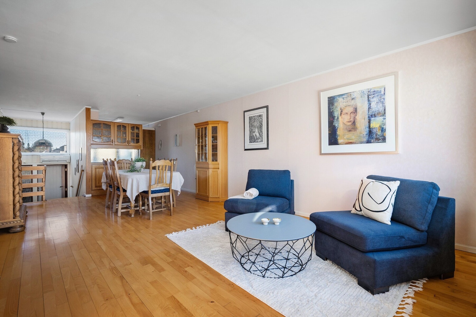 Her er det god plass til både sofagruppe og spisebord. Galleribilde