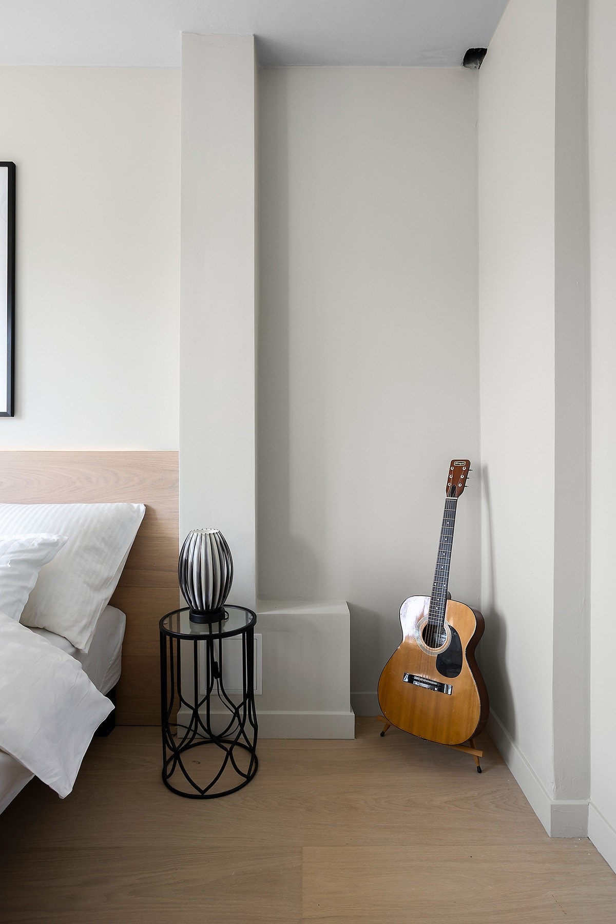 Rommet har slette veggoverflater malt i en tidsriktig og behagelig farge, og gulvet er belagt med en lekker 1-stavs eikeparkett Galleribilde