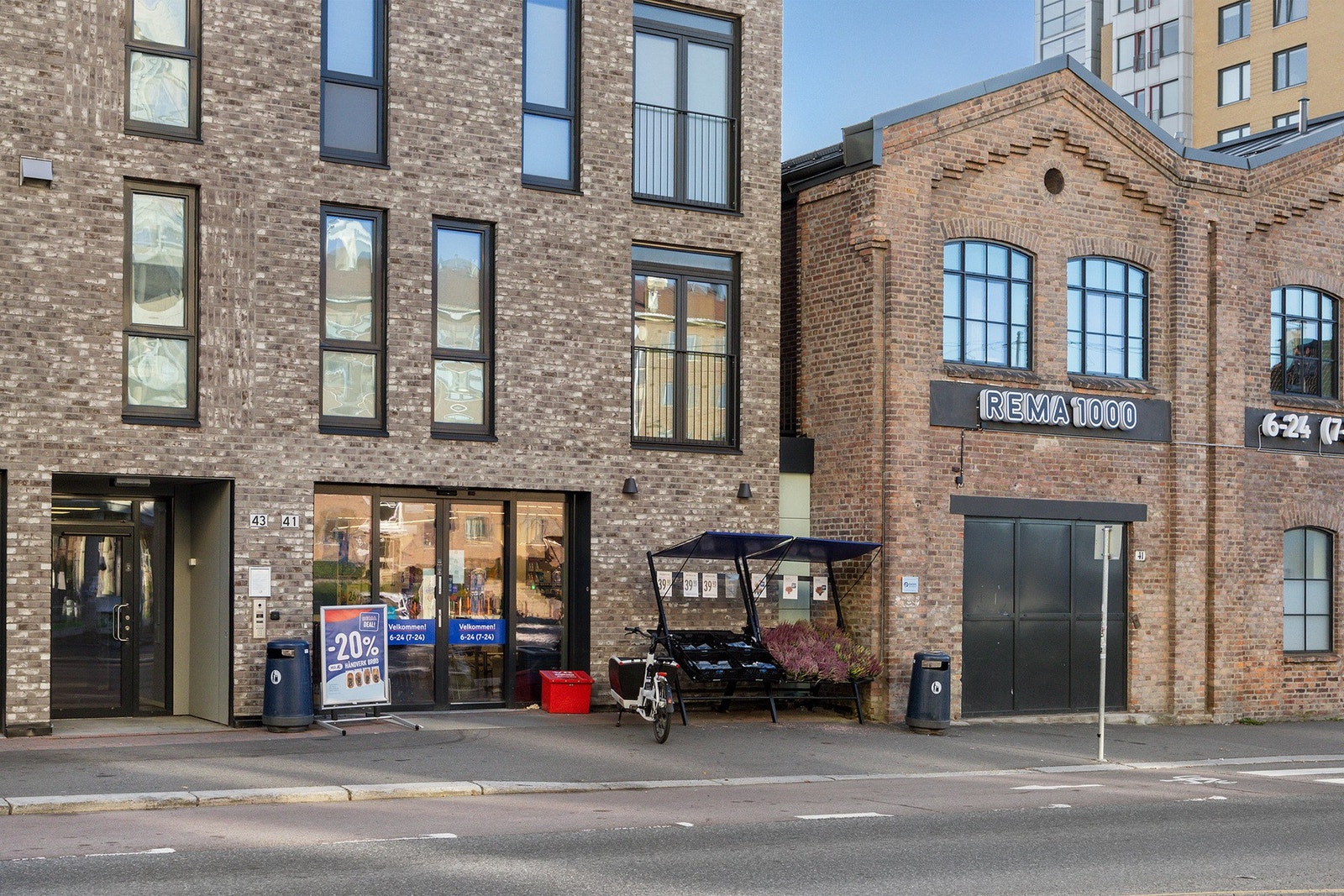 Innenfor gangavstand finner du flere matbutikker som Rema1000, KIWI og Meny Galleribilde