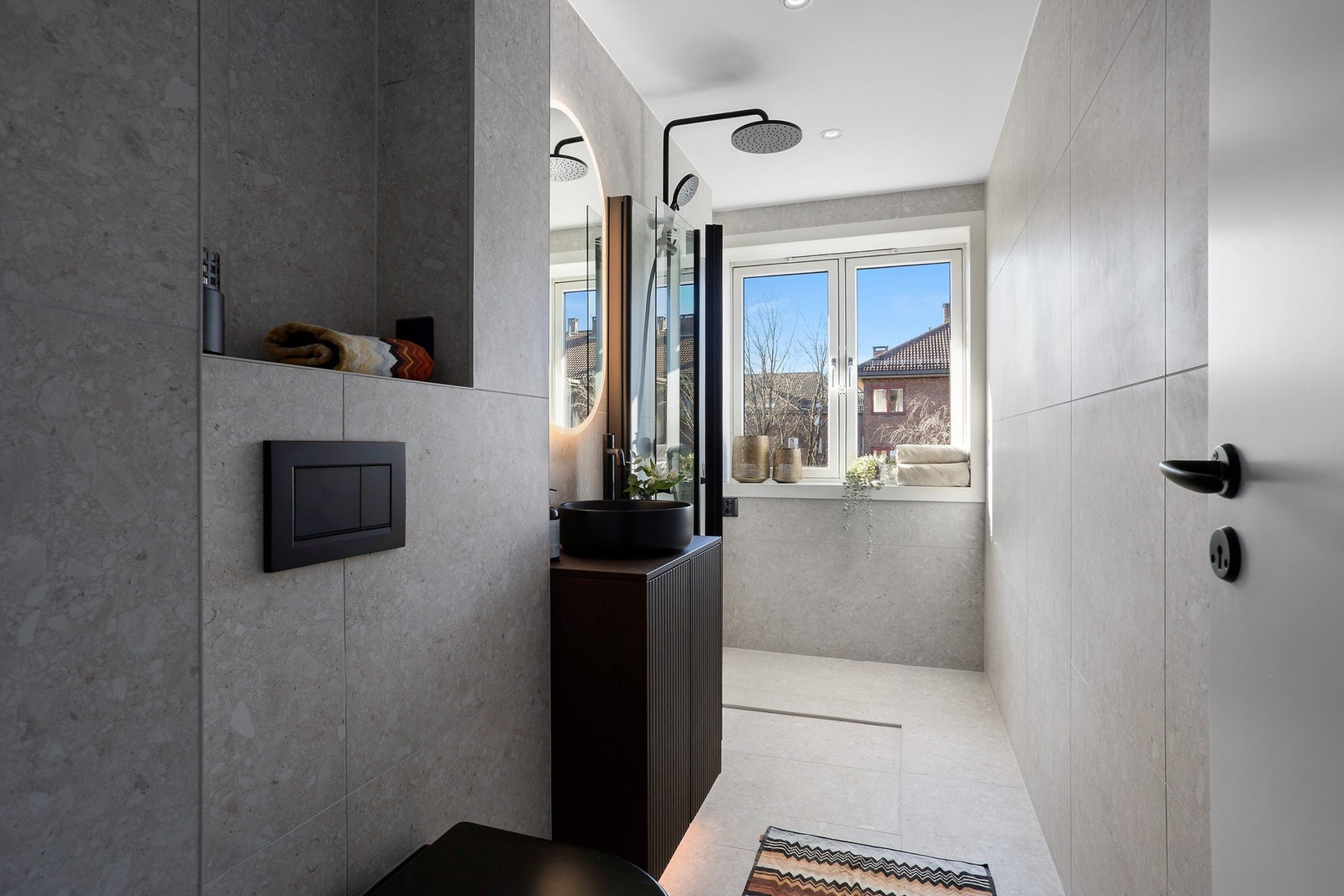 Boligen har et splitter nytt og rålekkert flislagt bad med varmekabler og downlights Galleribilde