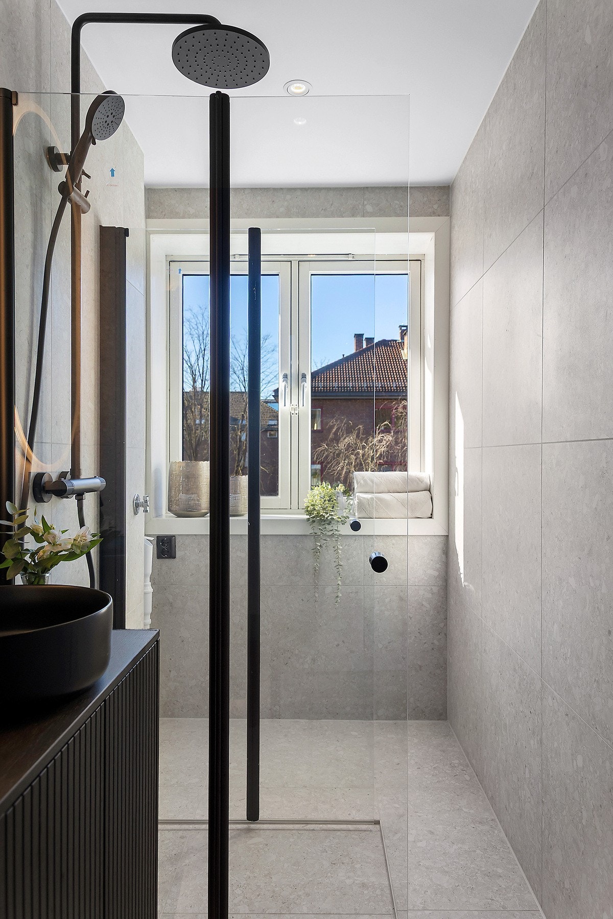 Badet er belagt med italienske terrazzofliser for en rålekker finish! Galleribilde