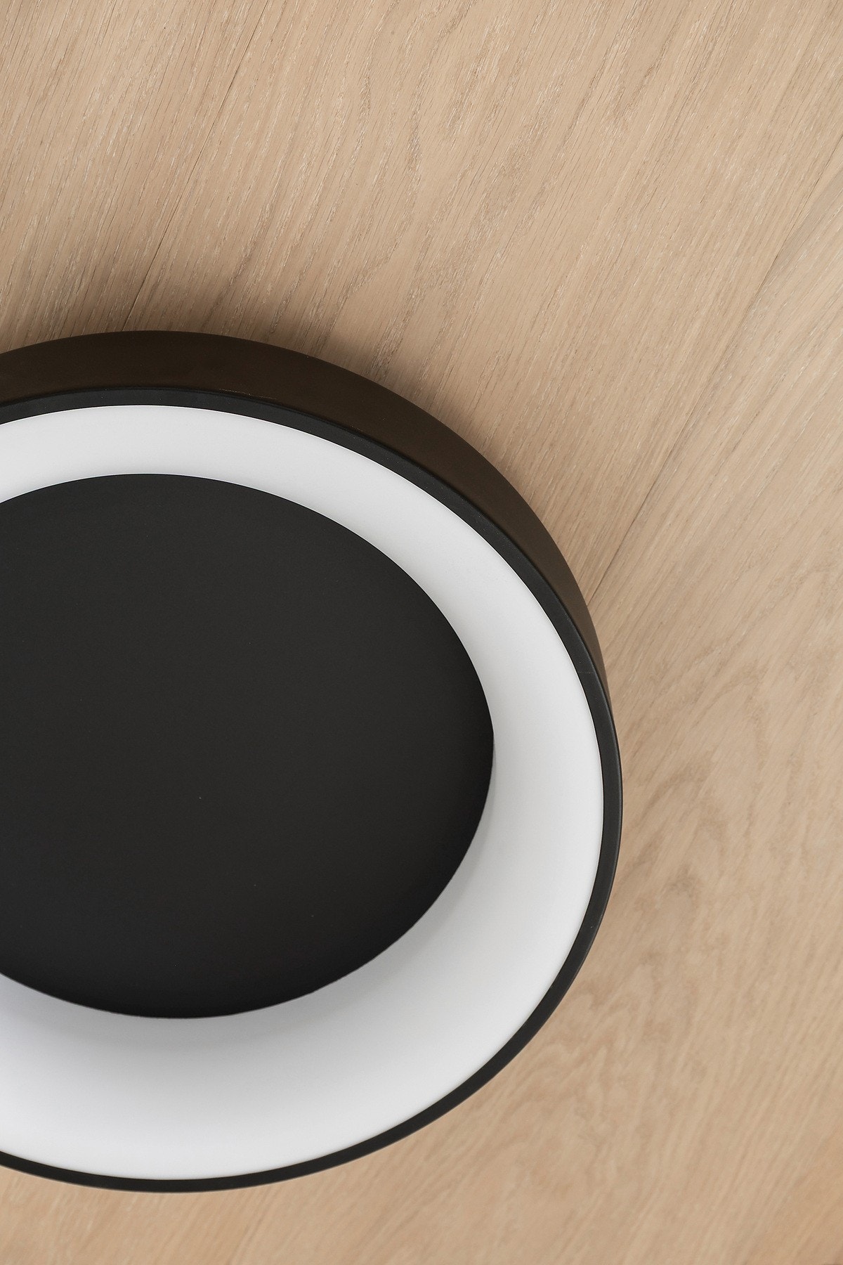 Slette veggoverflater i en moderne og deilig farge, flislagt gulv med lekre italienske terrazzofliser og varmekabler, og tidsriktig tak belagt med samme parkett som resten av leiligheten Galleribilde