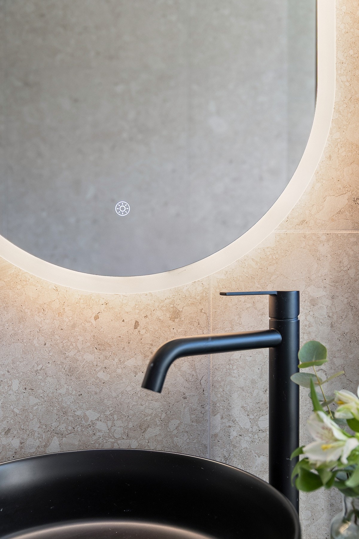 Innredningen består av vegghengt WC, servant med underskap, tidsriktig speil med lysring, dusjsone med innfellbare dusjdører av herdet glass og opplegg for full vaskesøyle med vaskemaskin og tørketrommel Galleribilde