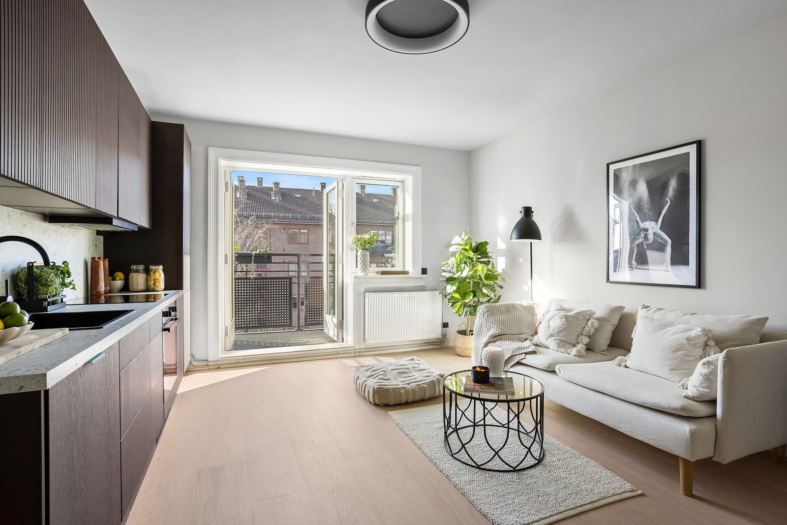 Stuen oppleves som lys og romslig med god plass til møblering i ulike soner Galleribilde