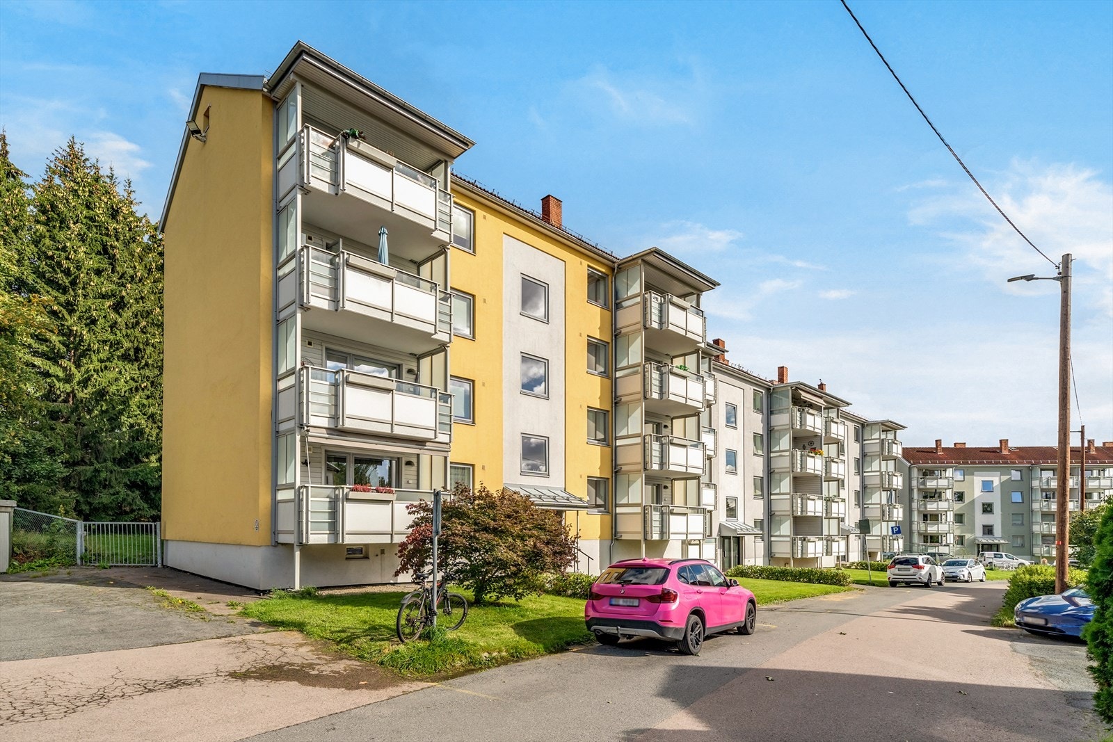 Leilighetsbygg i rolig gate med lite trafikk. Galleribilde