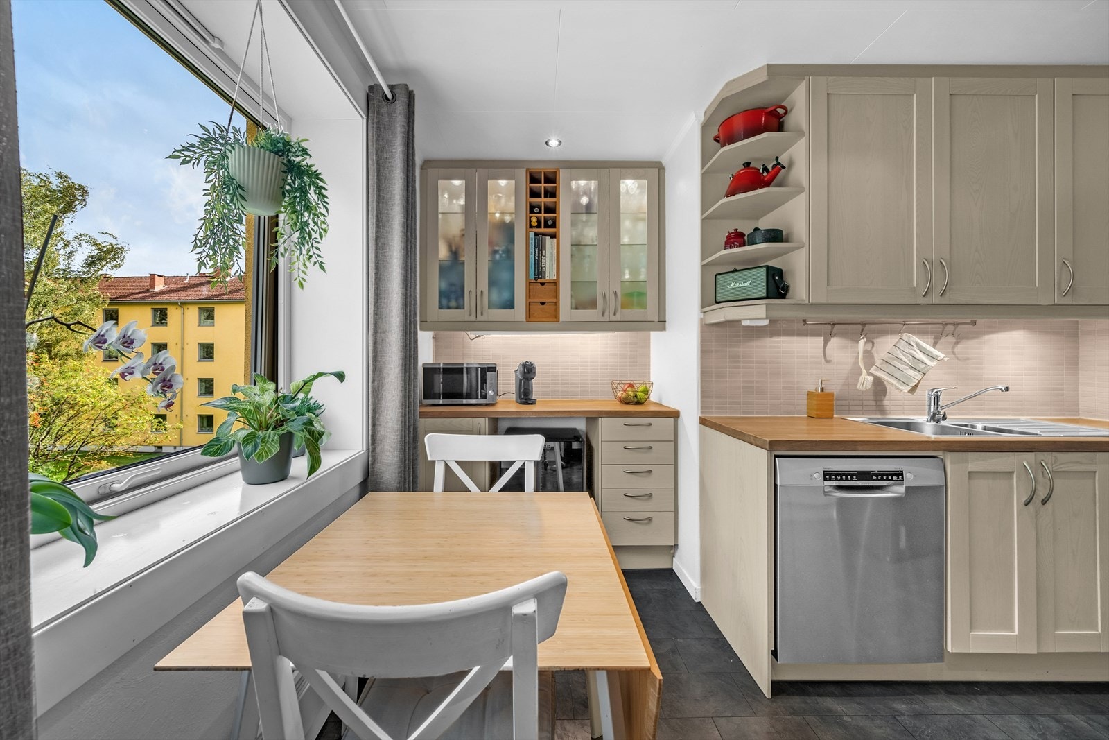 Kjøkkenet ble oppusset av tidligere eier, men tidspunkt på når dette er gjort, er usikkert. Galleribilde