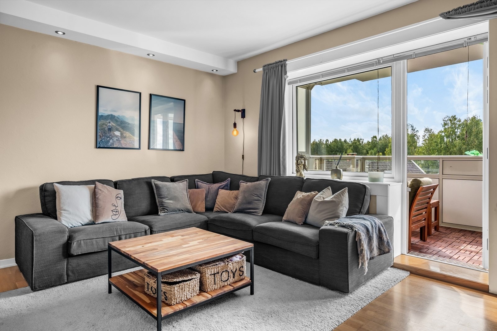 Fra stuen har du direkte adkomst ut til balkongen. Galleribilde