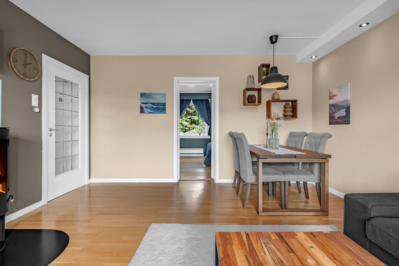 Fra stue/spisestue har du enkel tilgang til leilighetens hovedsoverom. Galleribilde