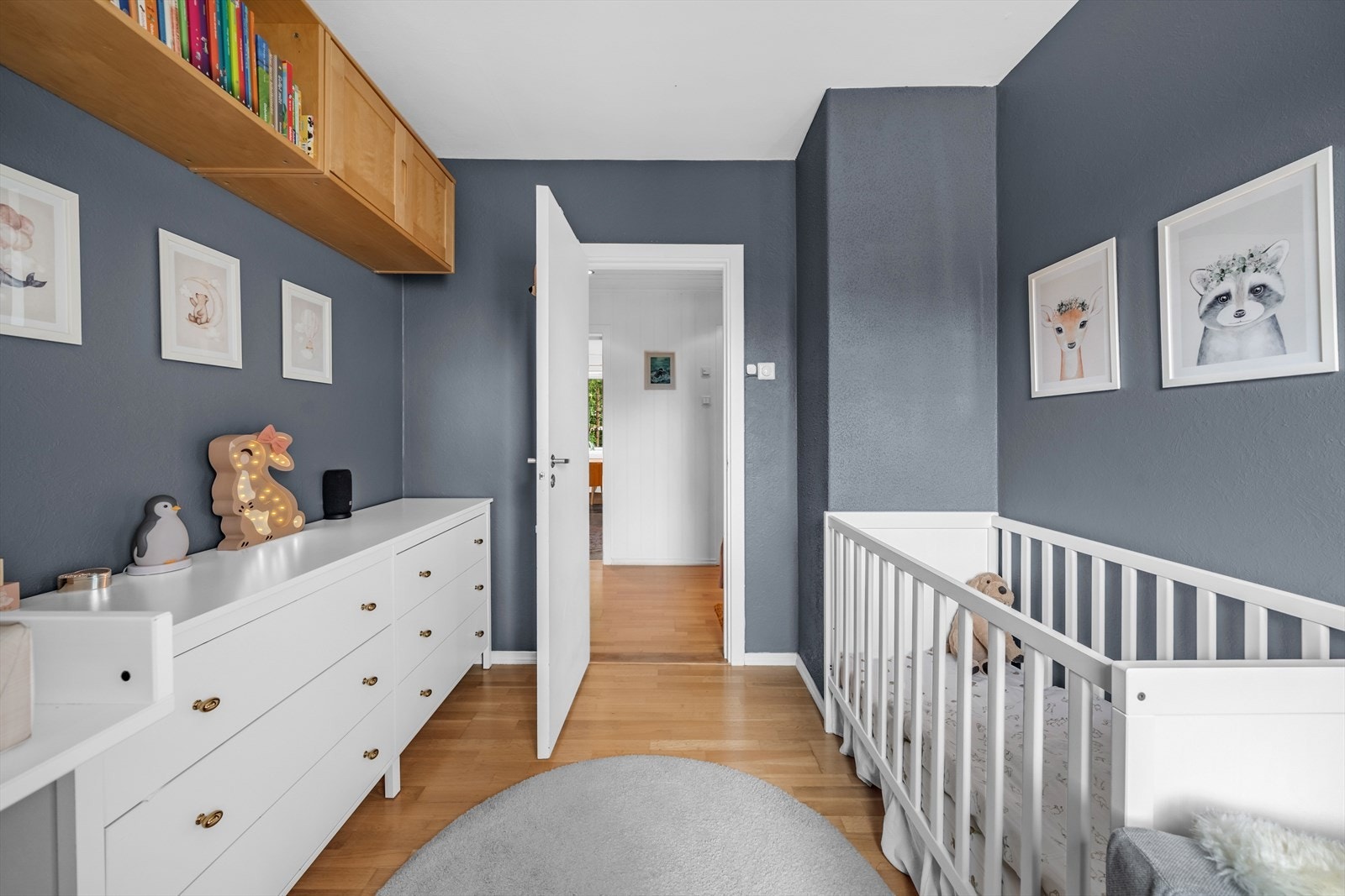 Soverommet har gode oppbevaringsmuligheter og har adkomst fra gangen. Galleribilde