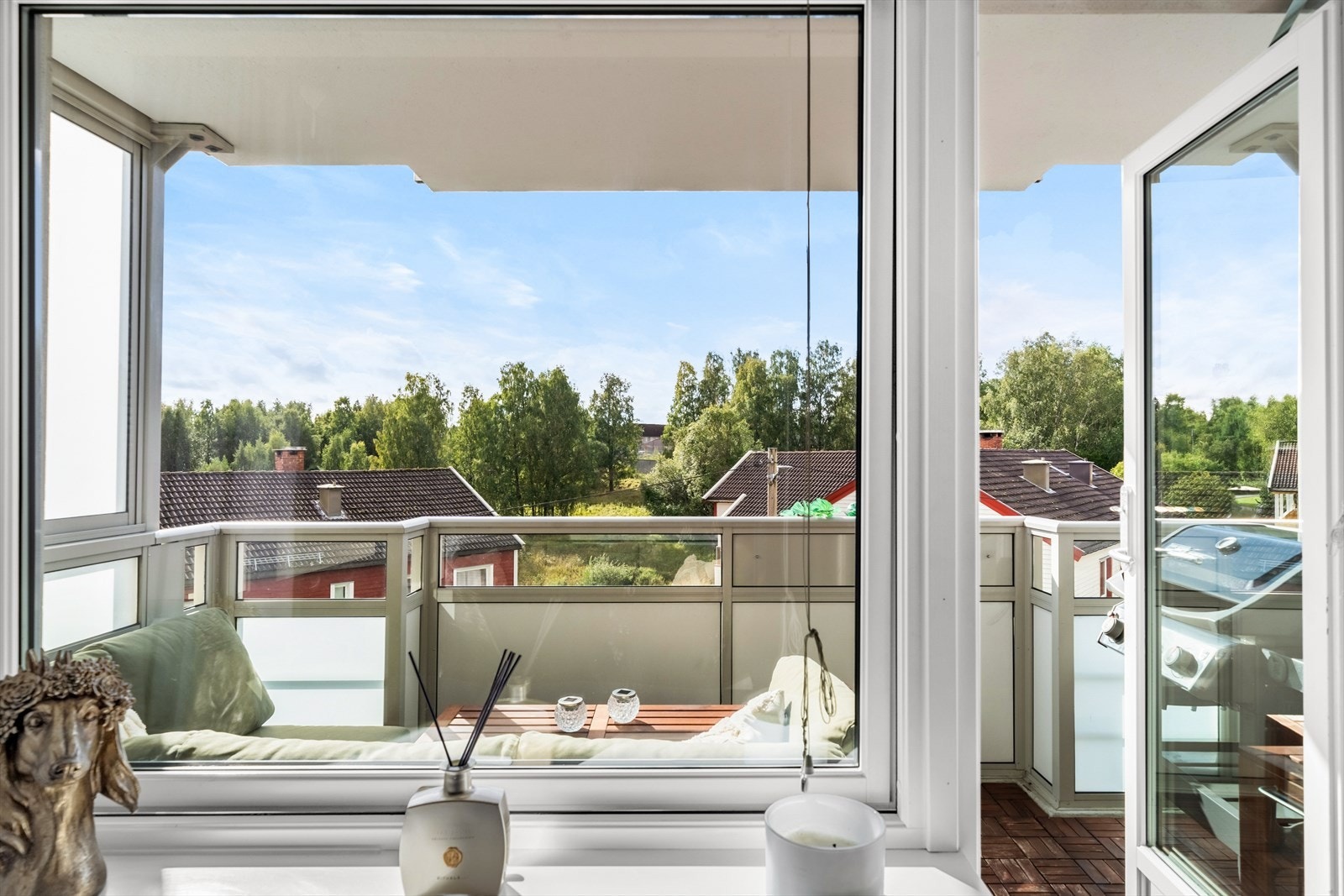 Nydelig utsyn fra det store vinduet på stuen. Galleribilde