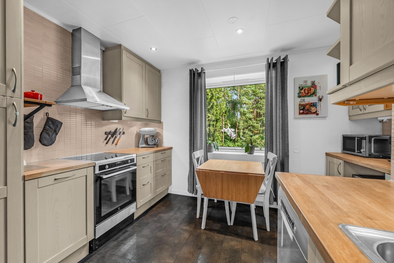 Elegant og funksjonelt kjøkken med god skapplass og lyse overflater som gir rommet et tidløst uttrykk. Galleribilde